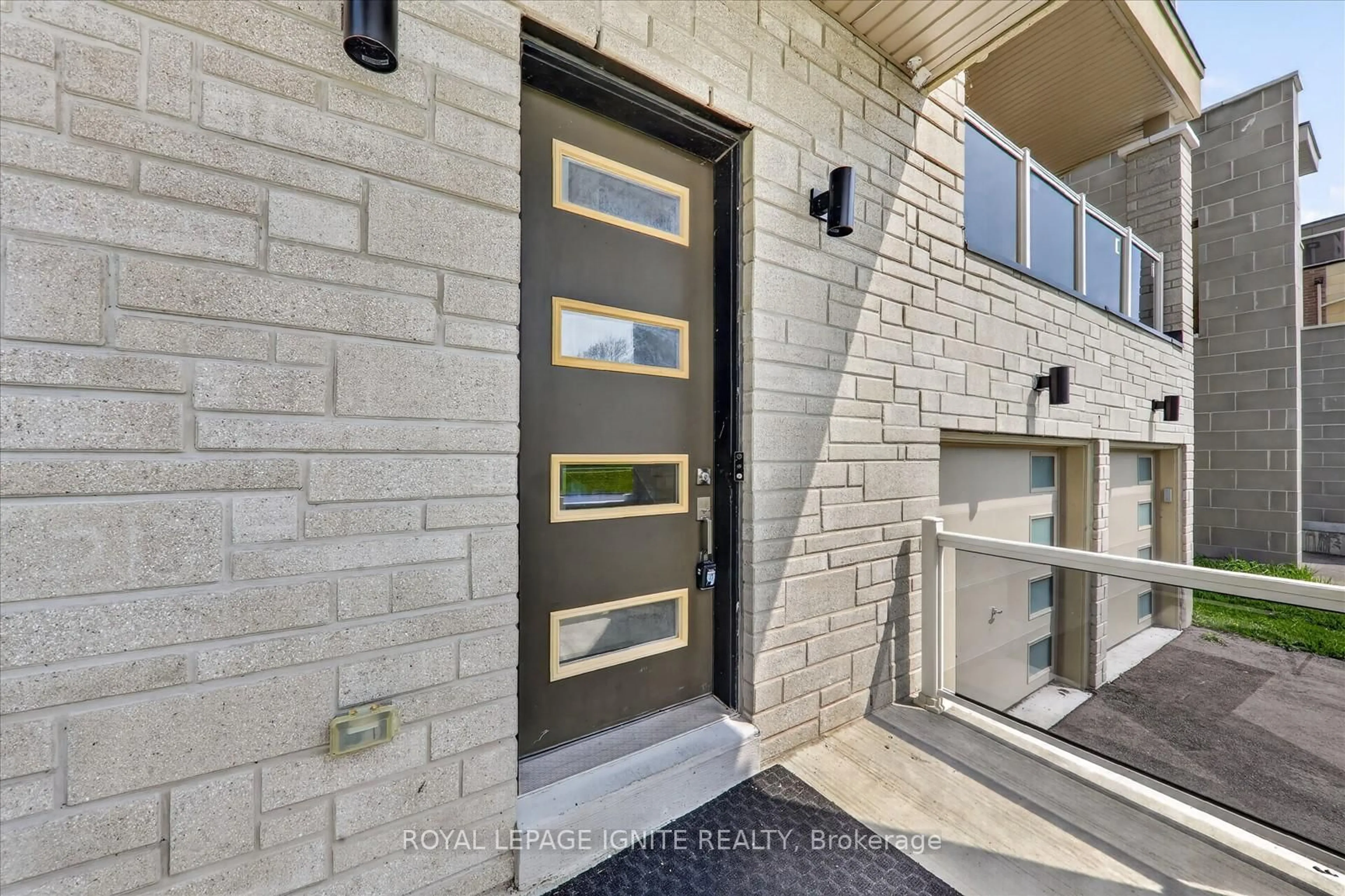 Indoor entryway for 235 Port Darlington Rd, Clarington Ontario L1C 4A9