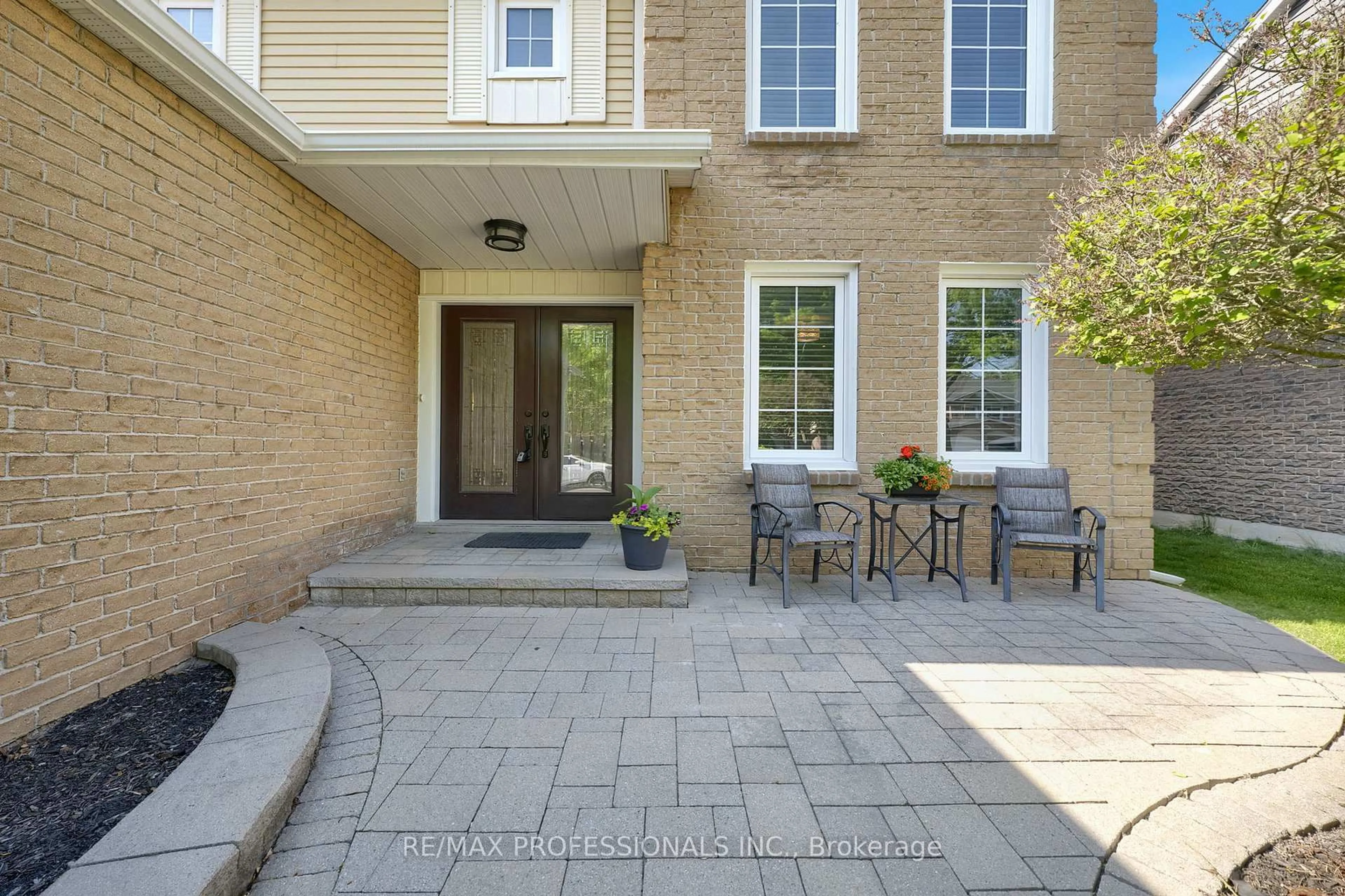 Patio, street for 45 Resolute Cres, Whitby Ontario L1P 1G9
