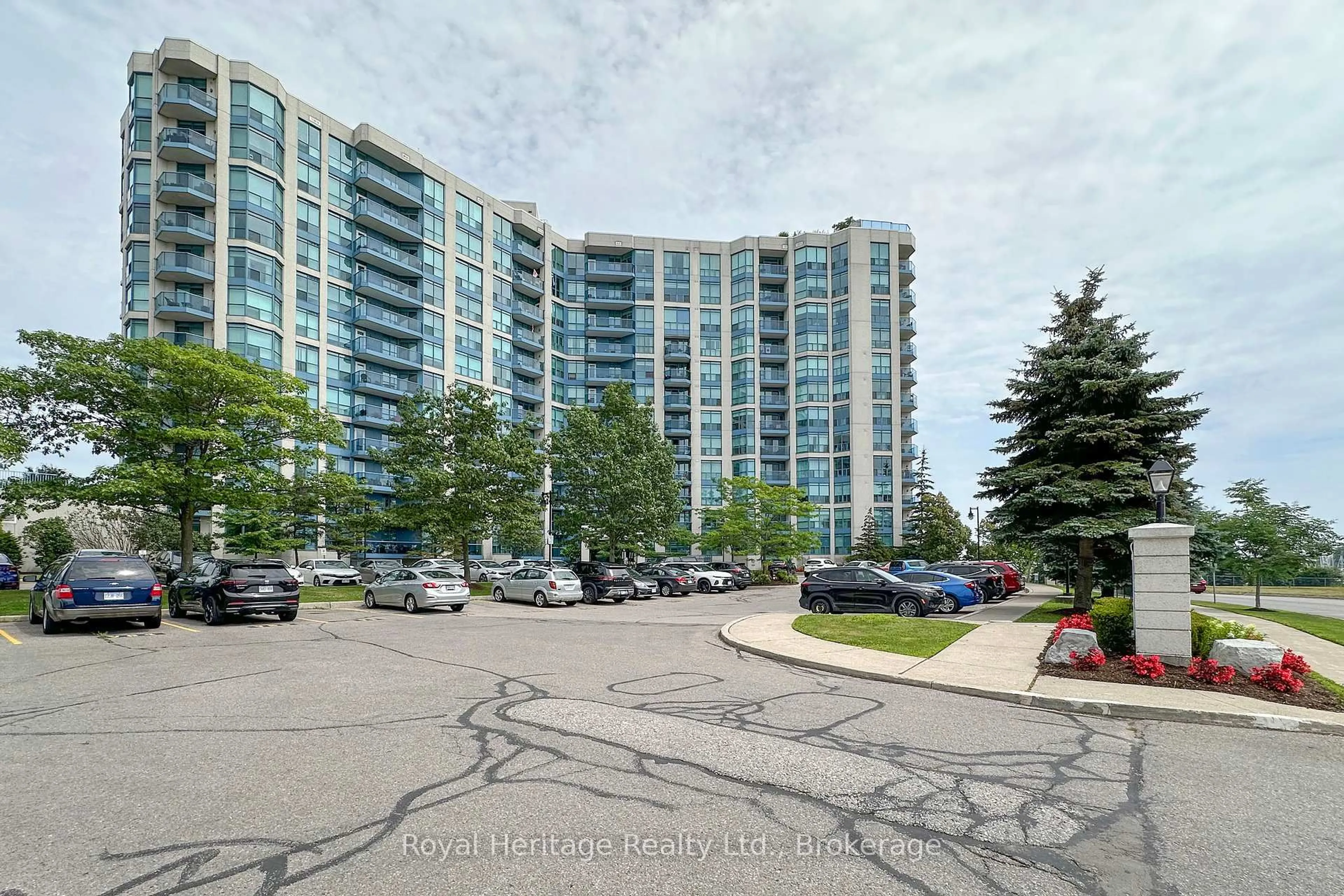 A pic from outside/outdoor area/front of a property/back of a property/a pic from drone, unknown for 340 Watson St St #PH09, Whitby Ontario L1N 9G1