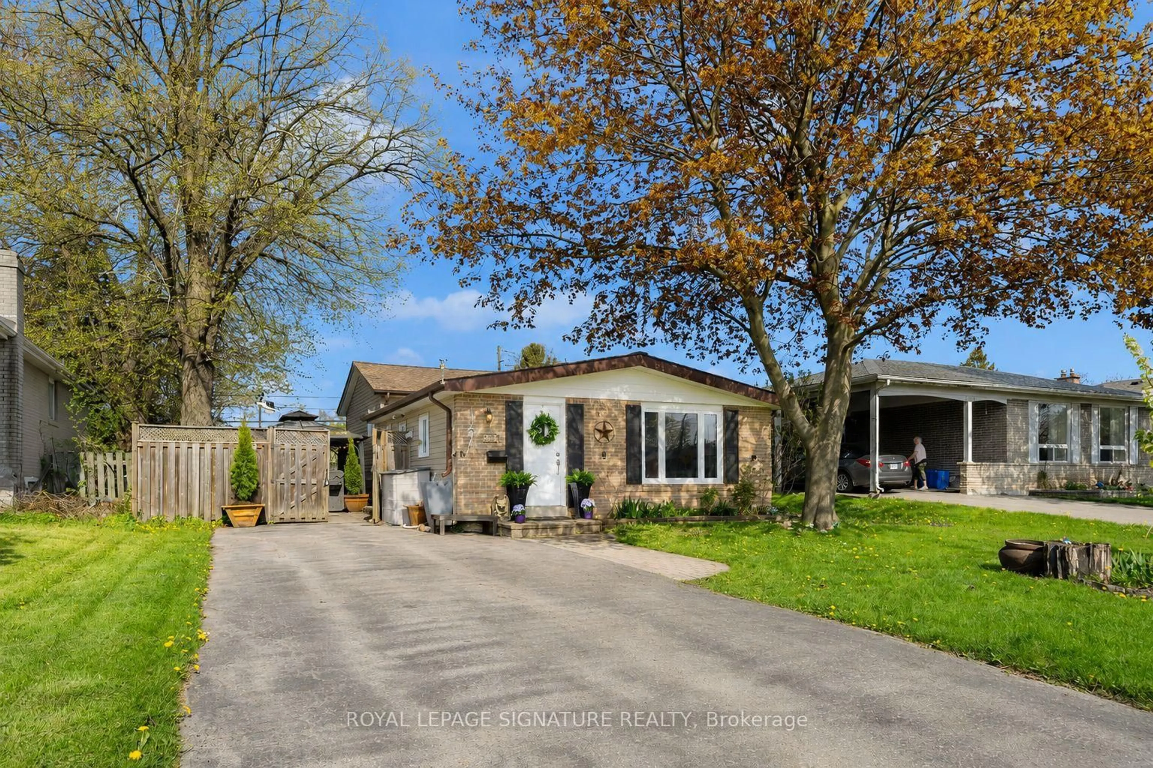 A pic from outside/outdoor area/front of a property/back of a property/a pic from drone, street for 821 Krosno Blvd, Pickering Ontario L1W 1G7