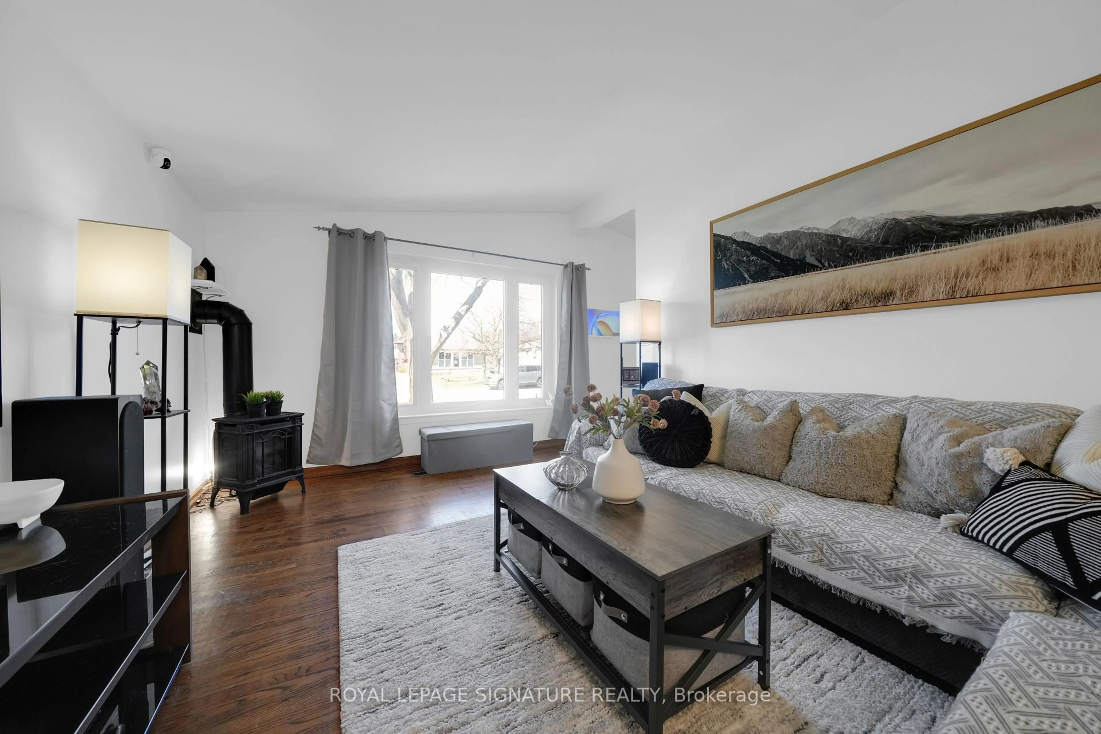 Living room with furniture, unknown for 821 Krosno Blvd, Pickering Ontario L1W 1G7