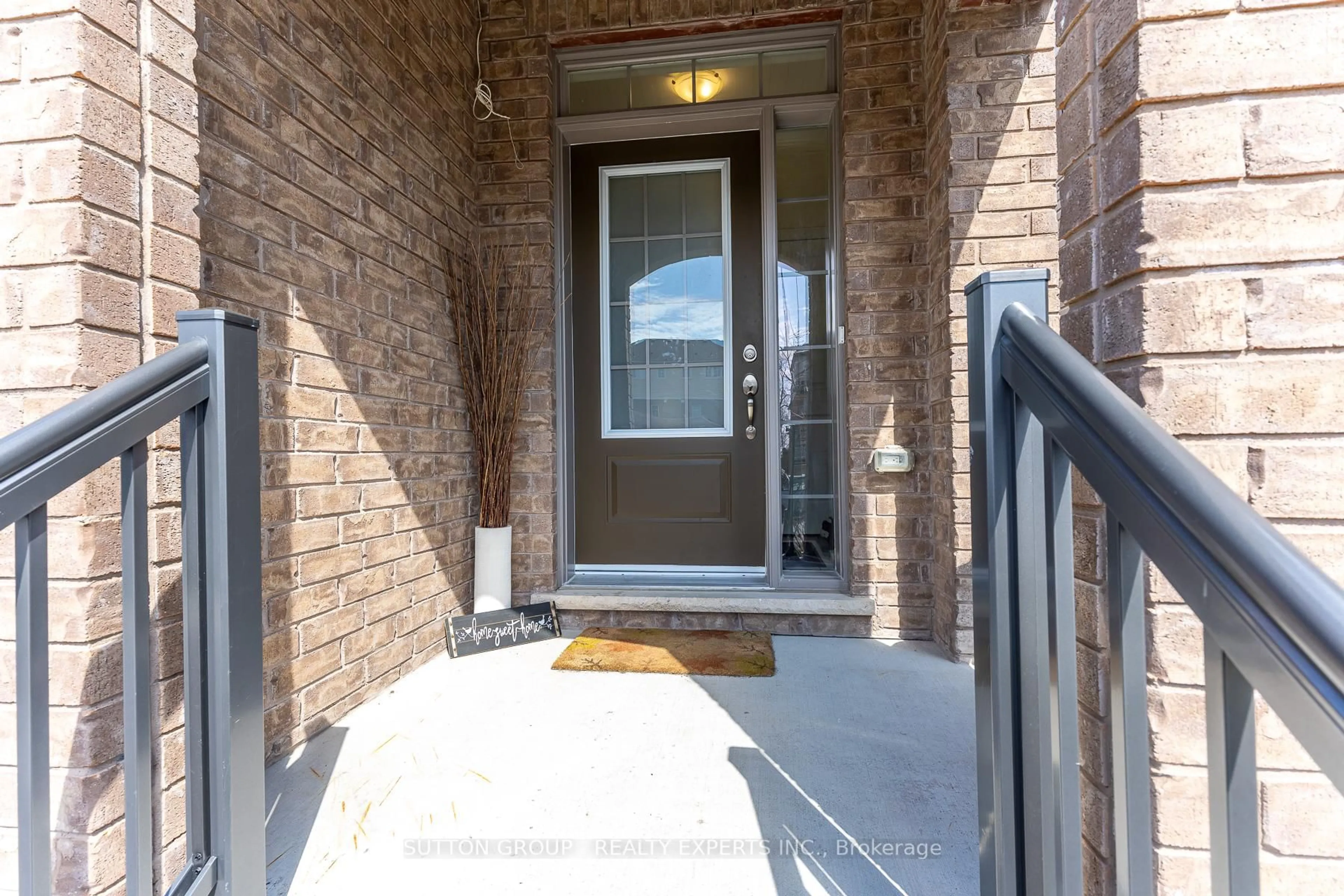 Indoor entryway for 130 Ice Palace Cres, Oshawa Ontario L1H 7K4