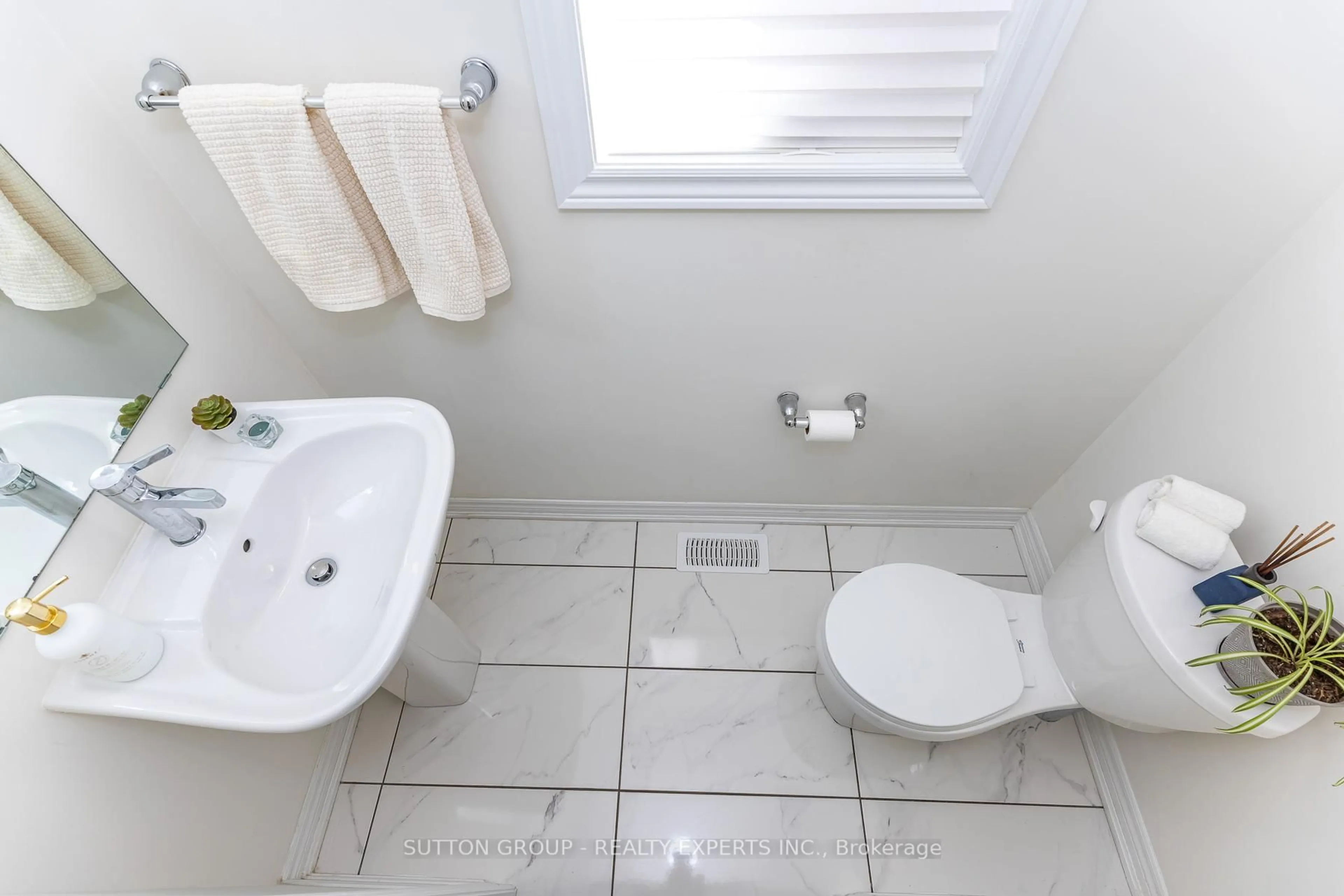 Standard bathroom, ceramic/tile floor for 130 Ice Palace Cres, Oshawa Ontario L1H 7K4