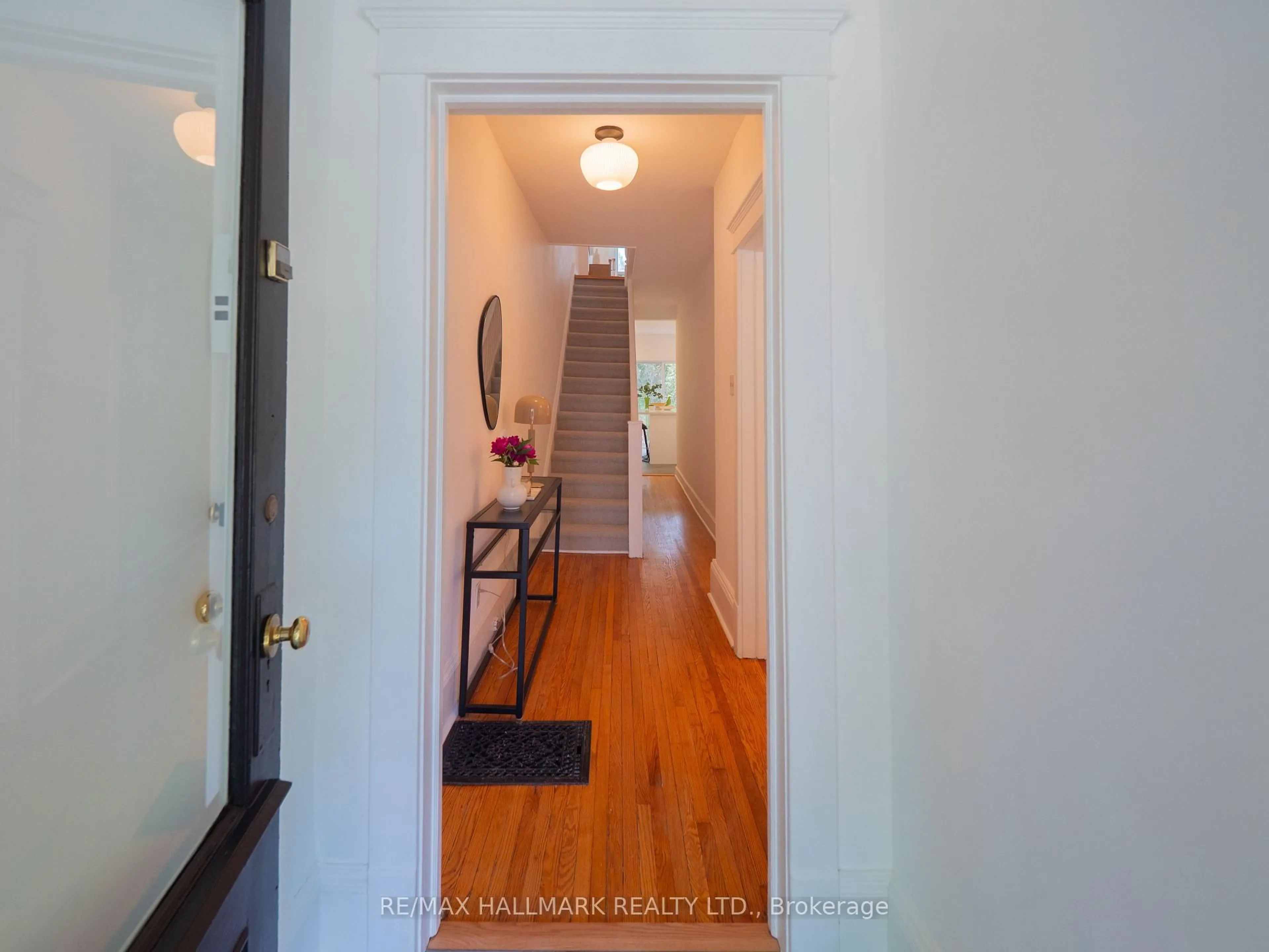 Indoor entryway for 99 Riverdale Ave, Toronto Ontario M4K 1C2