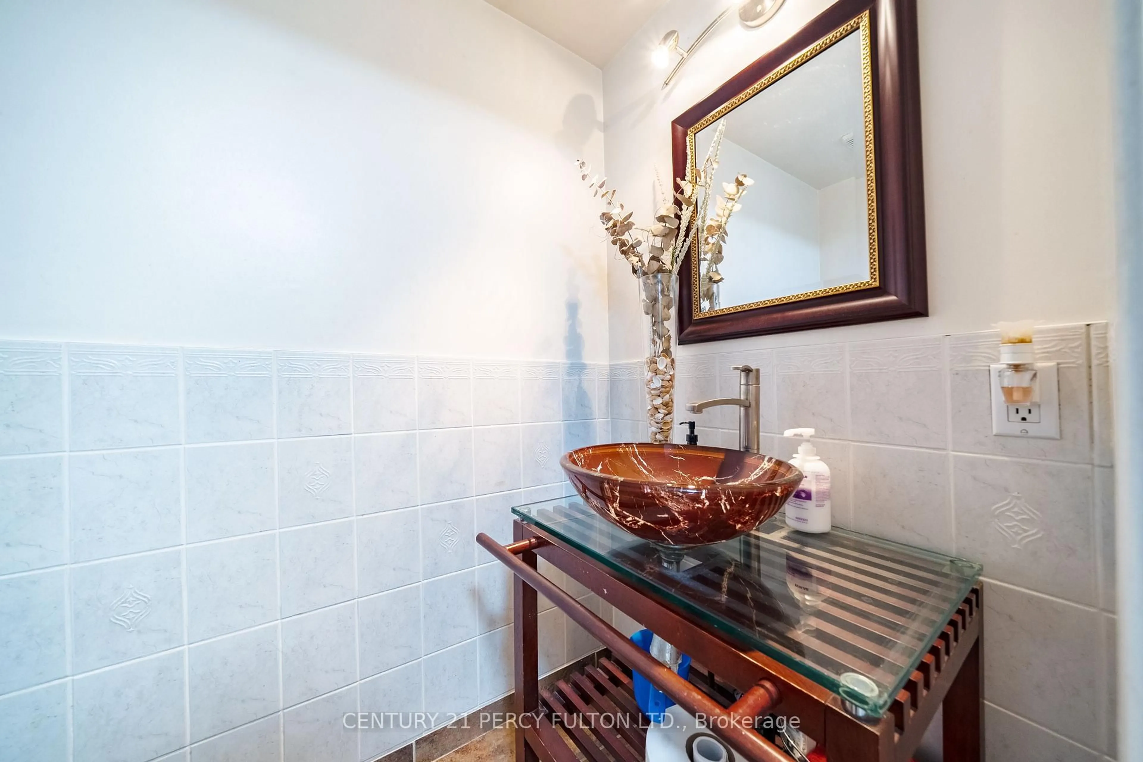 Standard bathroom, ceramic/tile floor for 49 Croach Cres, Toronto Ontario M1S 4H9