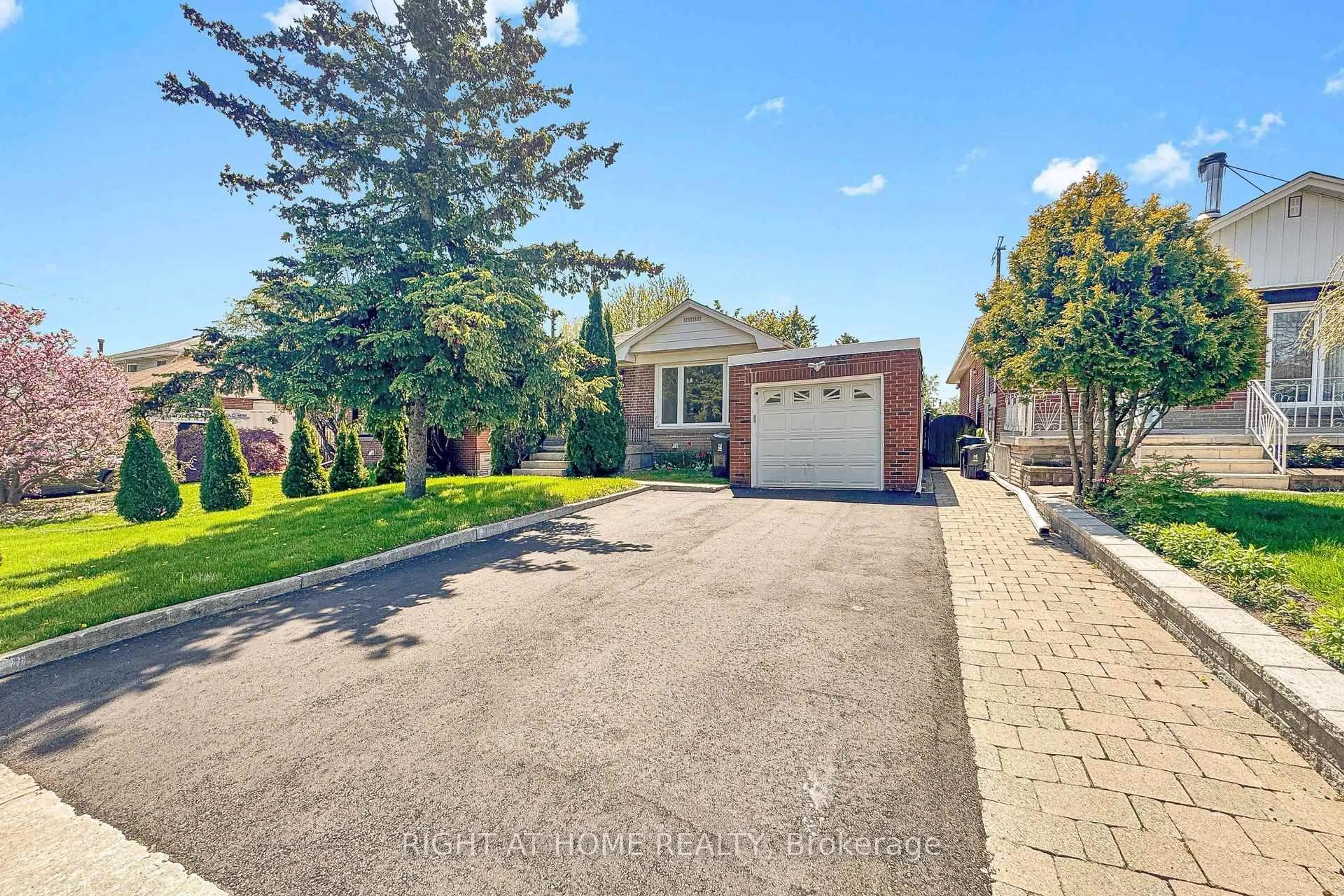 A pic from outside/outdoor area/front of a property/back of a property/a pic from drone, street for 22 Lingarde Dr, Toronto Ontario M1R 1X6