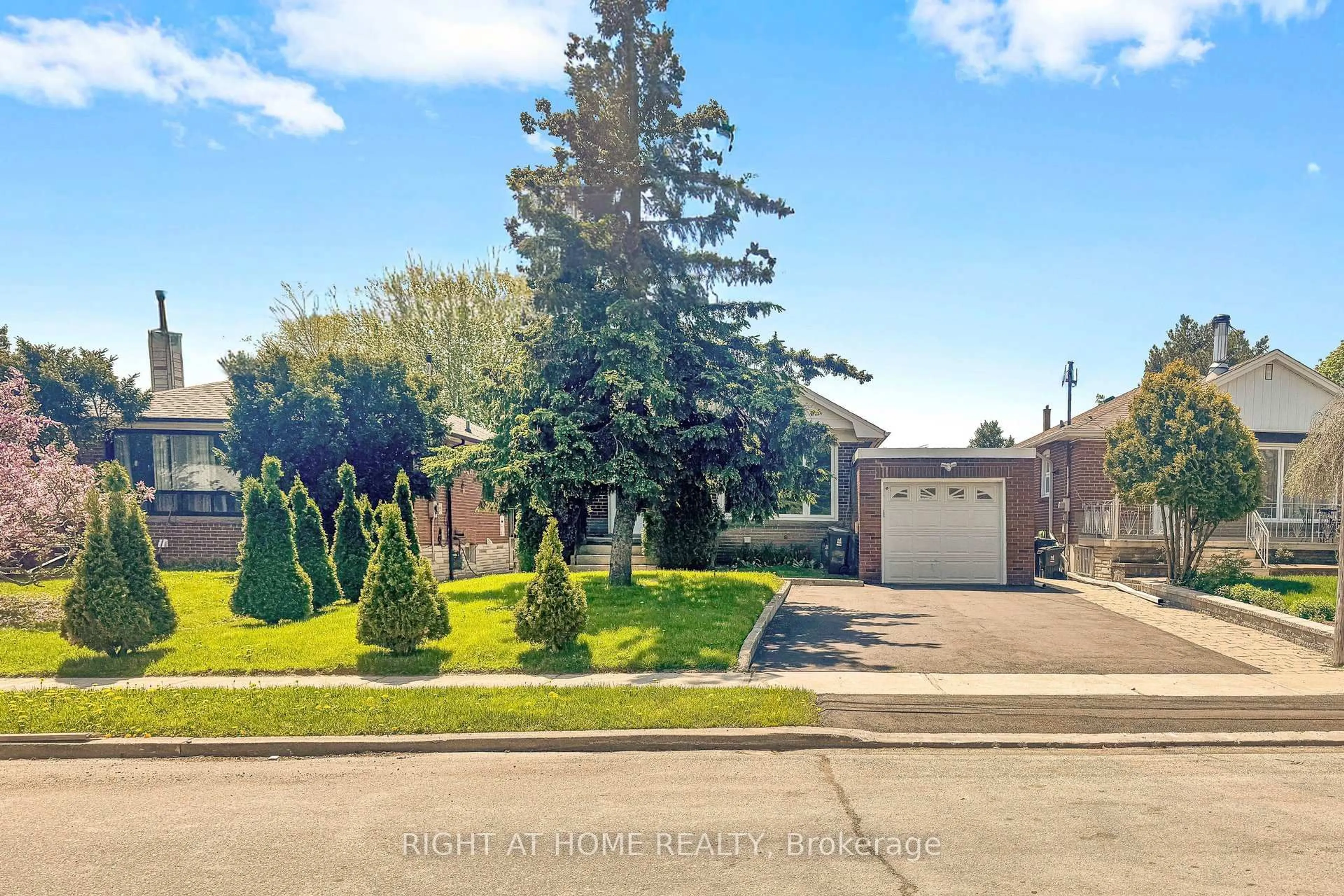 A pic from outside/outdoor area/front of a property/back of a property/a pic from drone, street for 22 Lingarde Dr, Toronto Ontario M1R 1X6