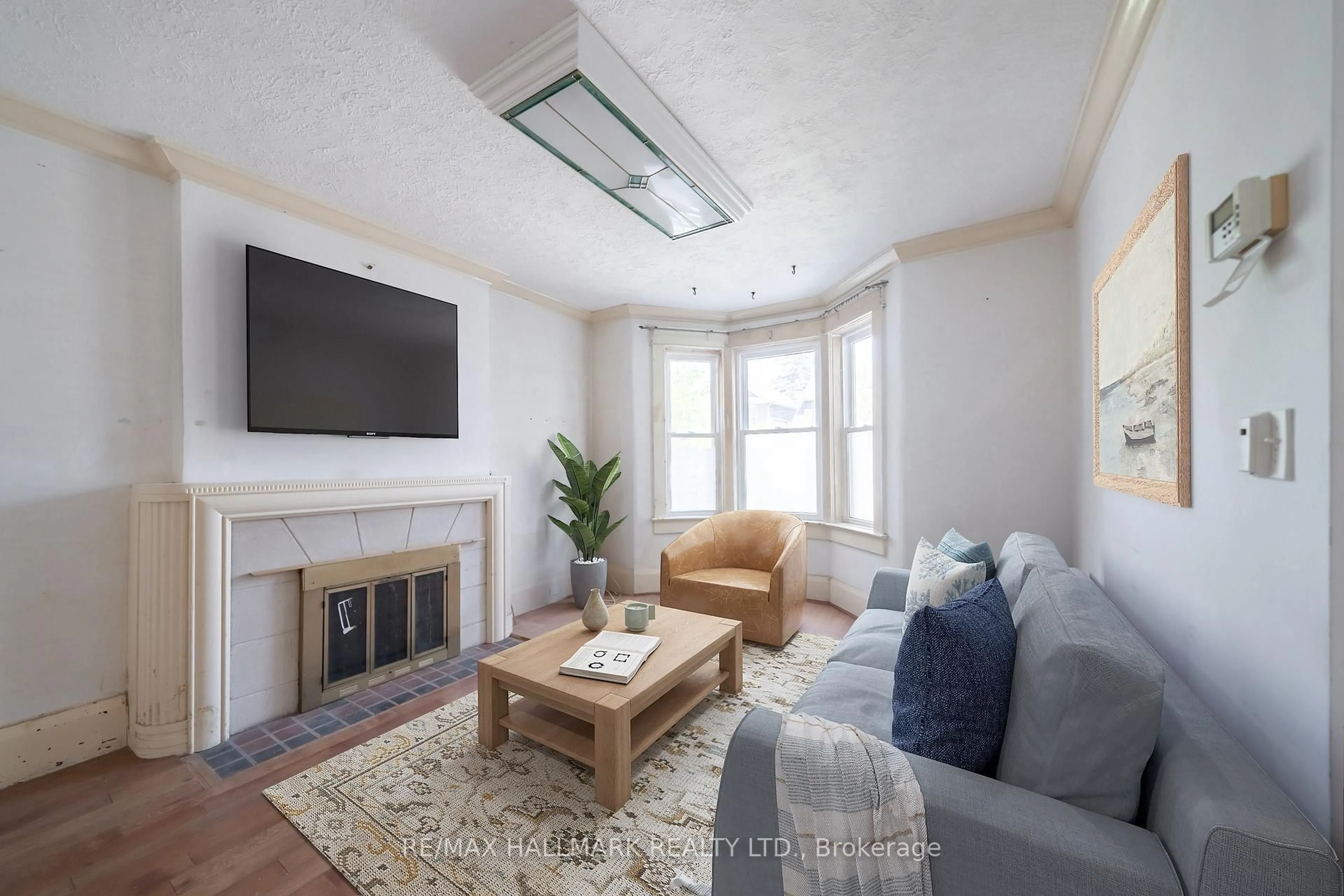 Living room with furniture, unknown for 31 Gates Ave, Toronto Ontario M4C 1T1