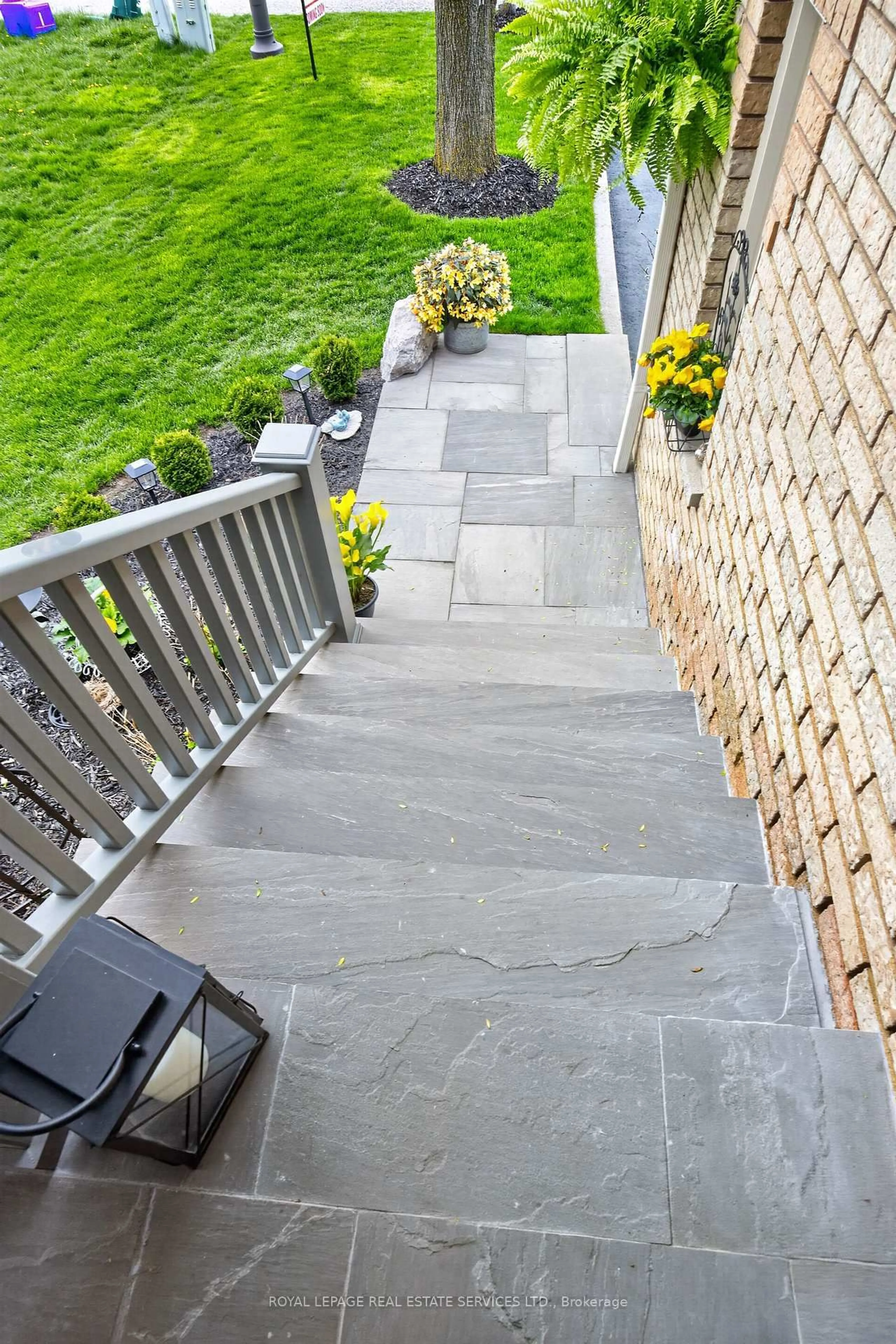 Patio, street for 45 Rosemarie Cres, Whitby Ontario L1M 1G6