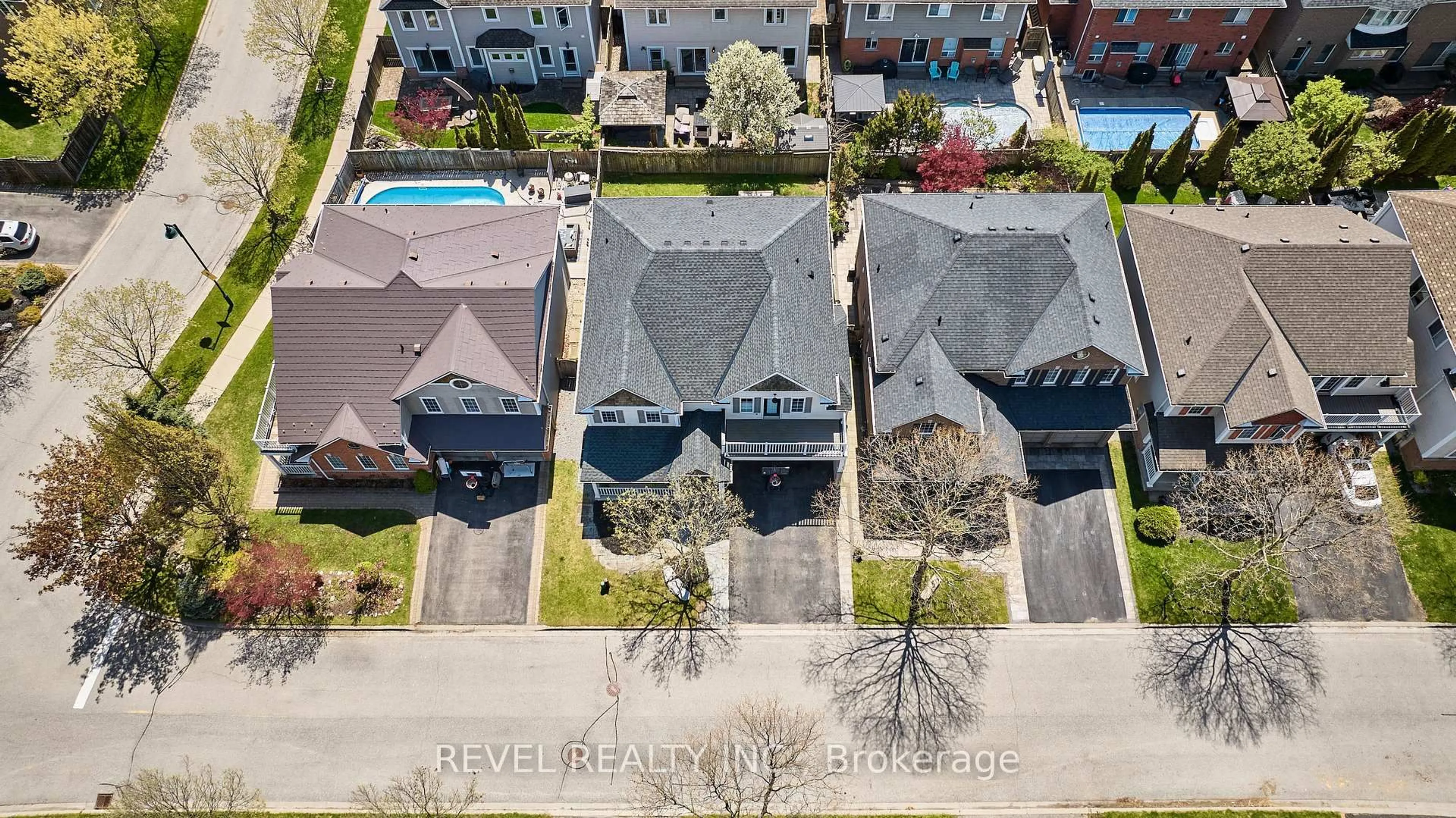 A pic from outside/outdoor area/front of a property/back of a property/a pic from drone, street for 21 Parish Ave, Ajax Ontario L1Z 1N2