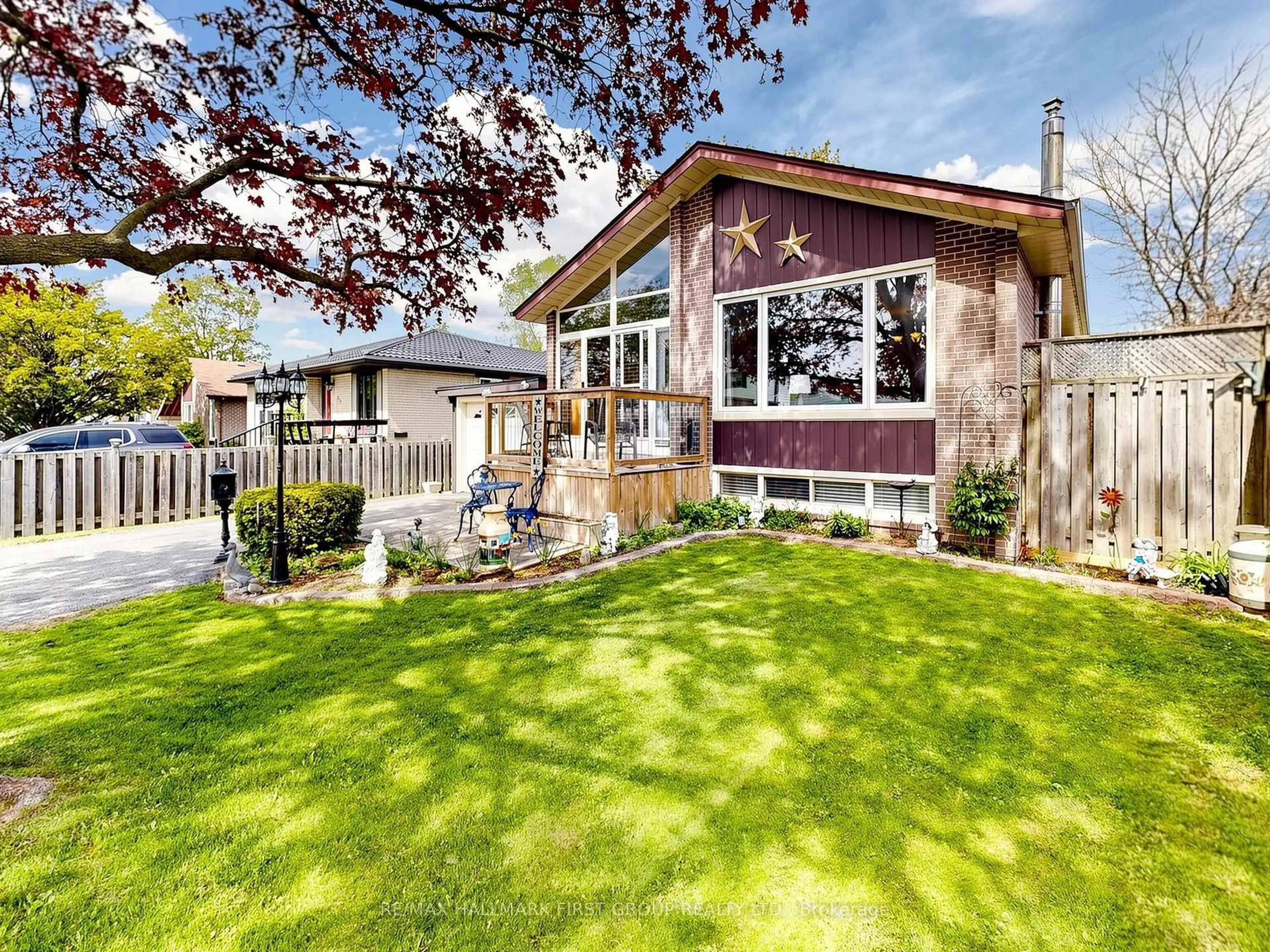 Home with vinyl exterior material, street for 715 Lublin Ave, Pickering Ontario L1W 1Z1