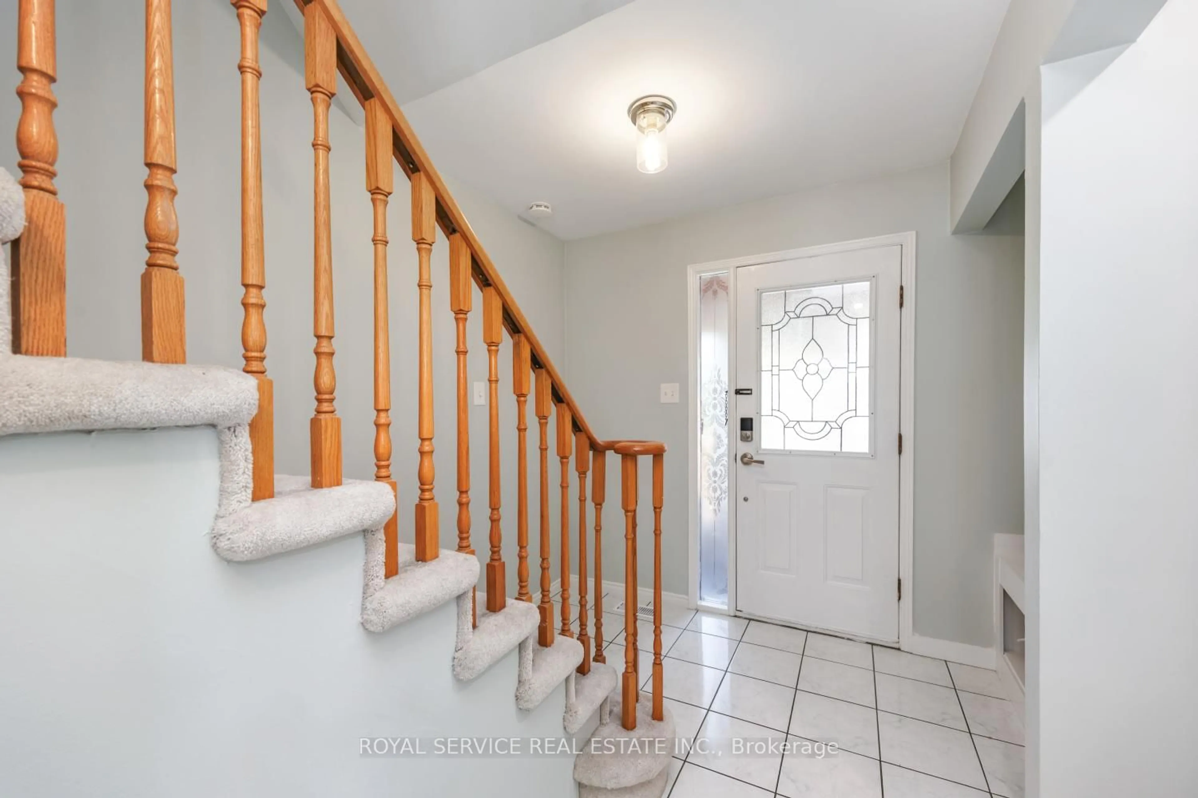 Indoor entryway for 54 Galbraith Crt, Clarington Ontario L1C 4P6
