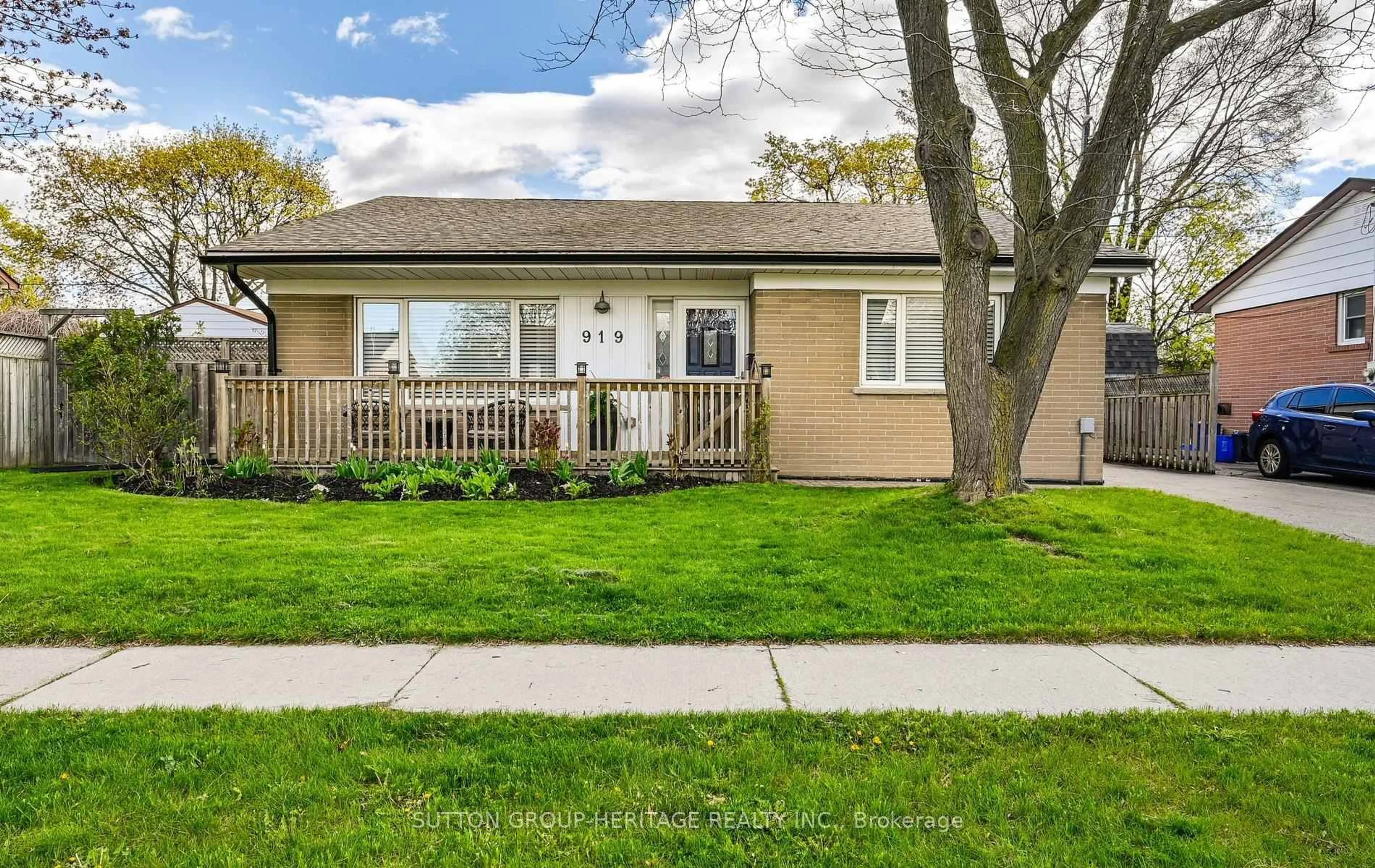 Home with vinyl exterior material, street for 919 Bayview Ave, Whitby Ontario L1N 1E2