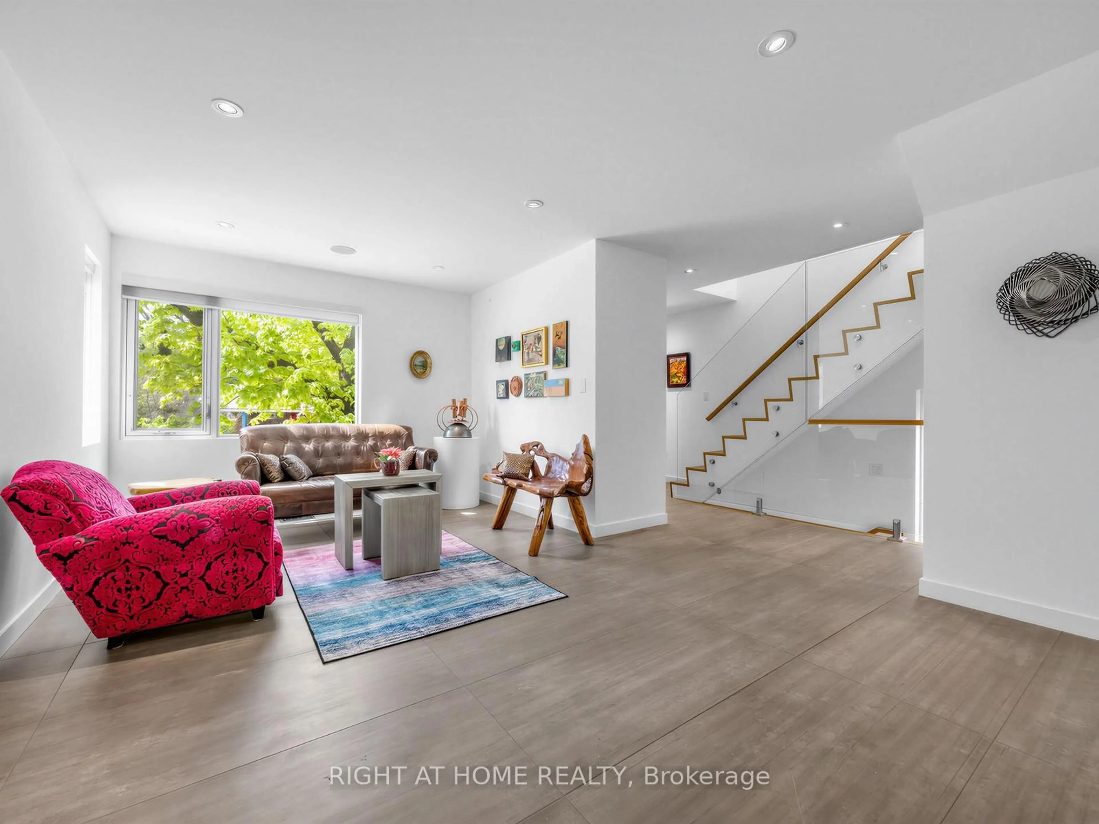 Living room with furniture, unknown for 76 Ferris Rd Rd, Toronto Ontario M4B 1G4