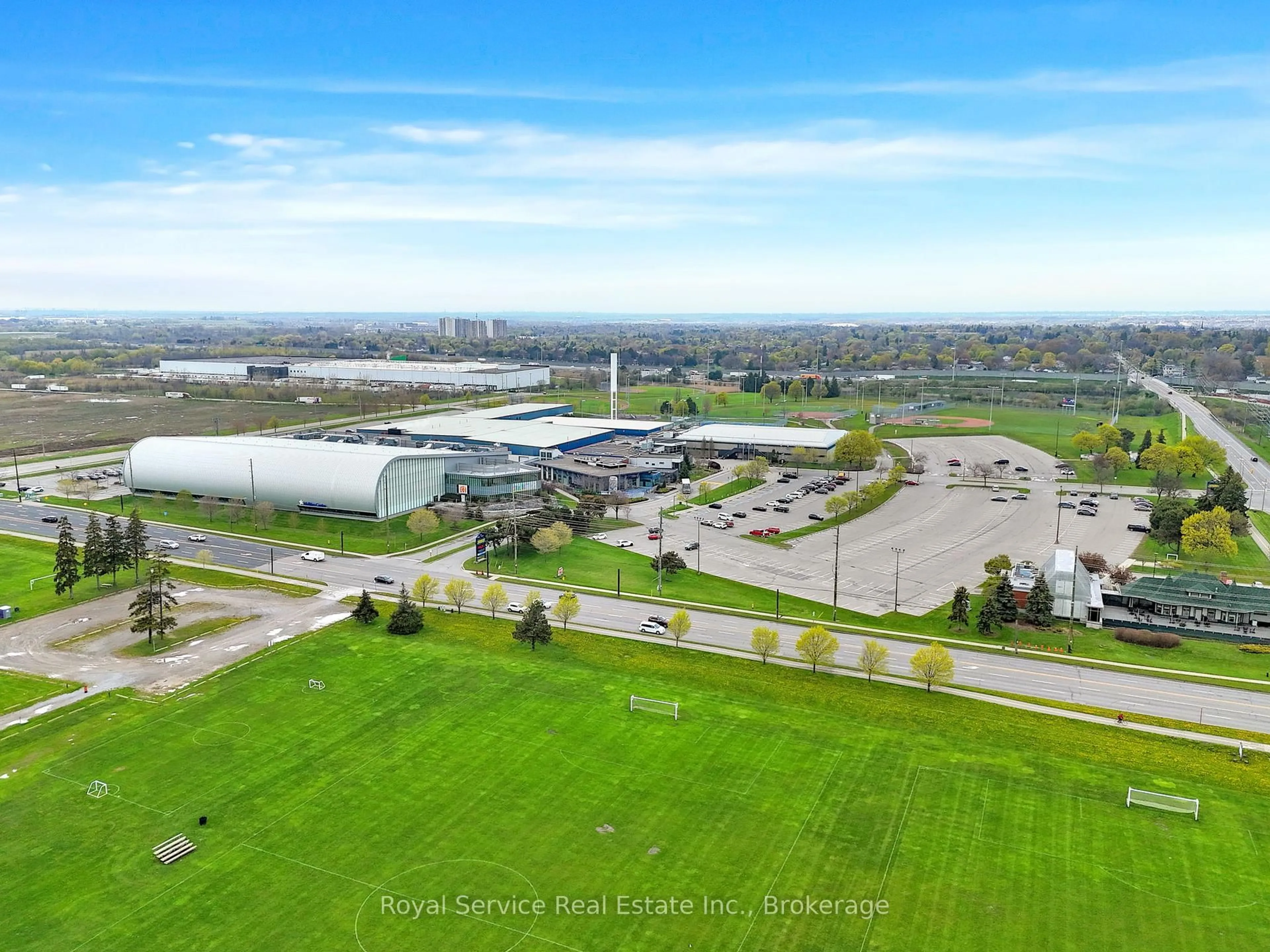 A pic from outside/outdoor area/front of a property/back of a property/a pic from drone, unknown for 360 Watson St #910, Whitby Ontario L1N 9G2