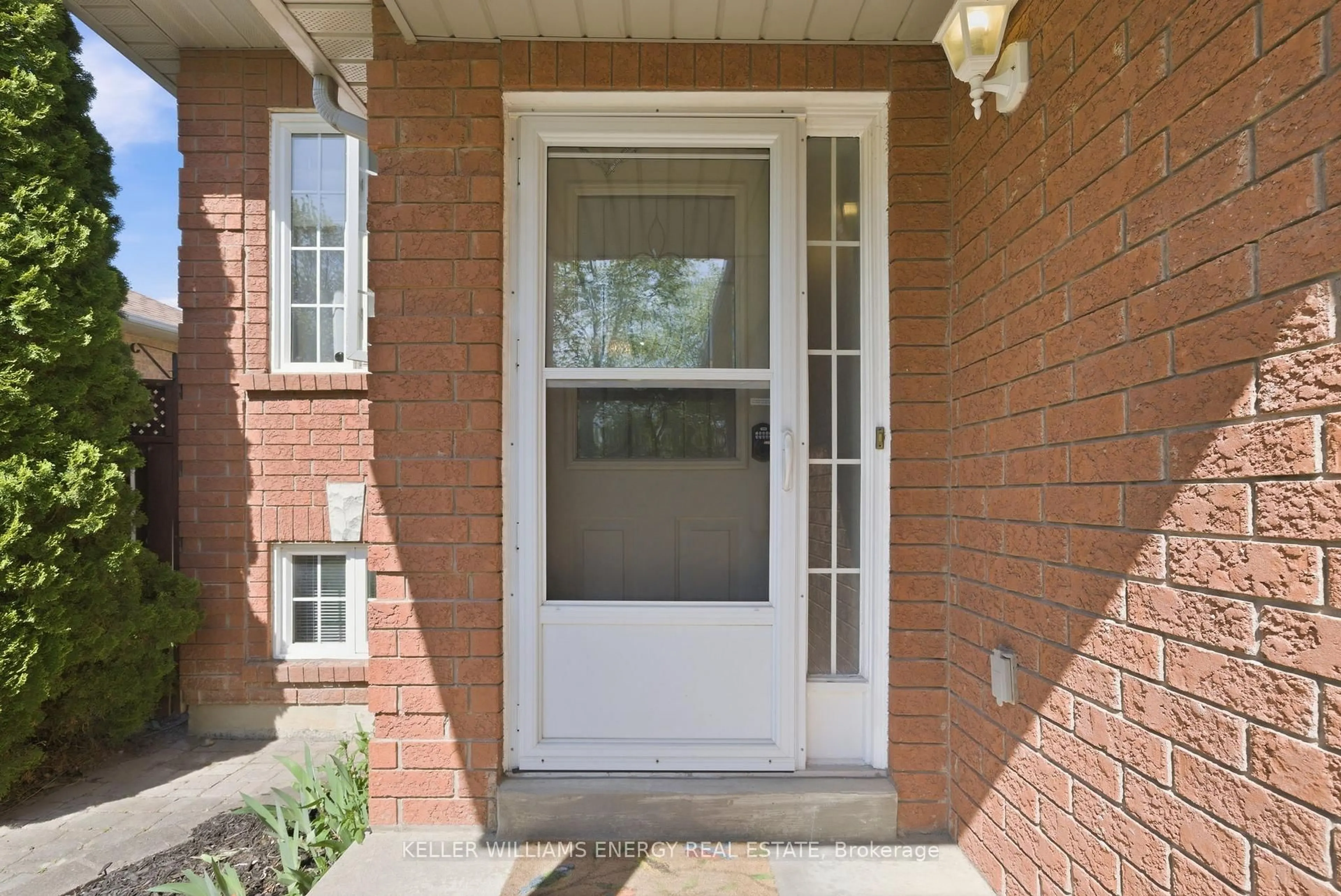 Indoor entryway for 1075 RIDGEMOUNT Blvd, Oshawa Ontario L1K 2K8