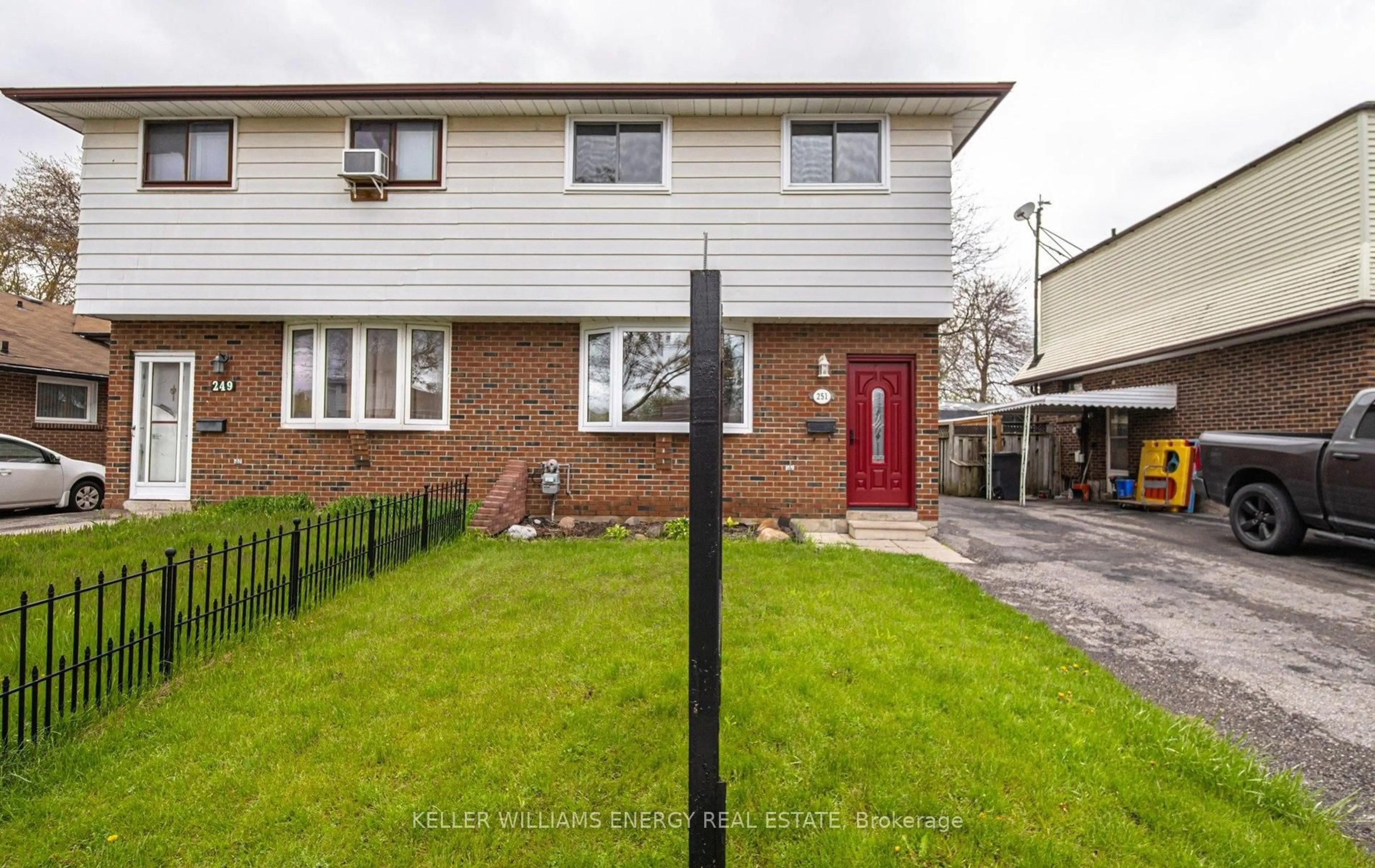A pic from outside/outdoor area/front of a property/back of a property/a pic from drone, street for 251 Kinmount Cres, Oshawa Ontario L1J 3T8