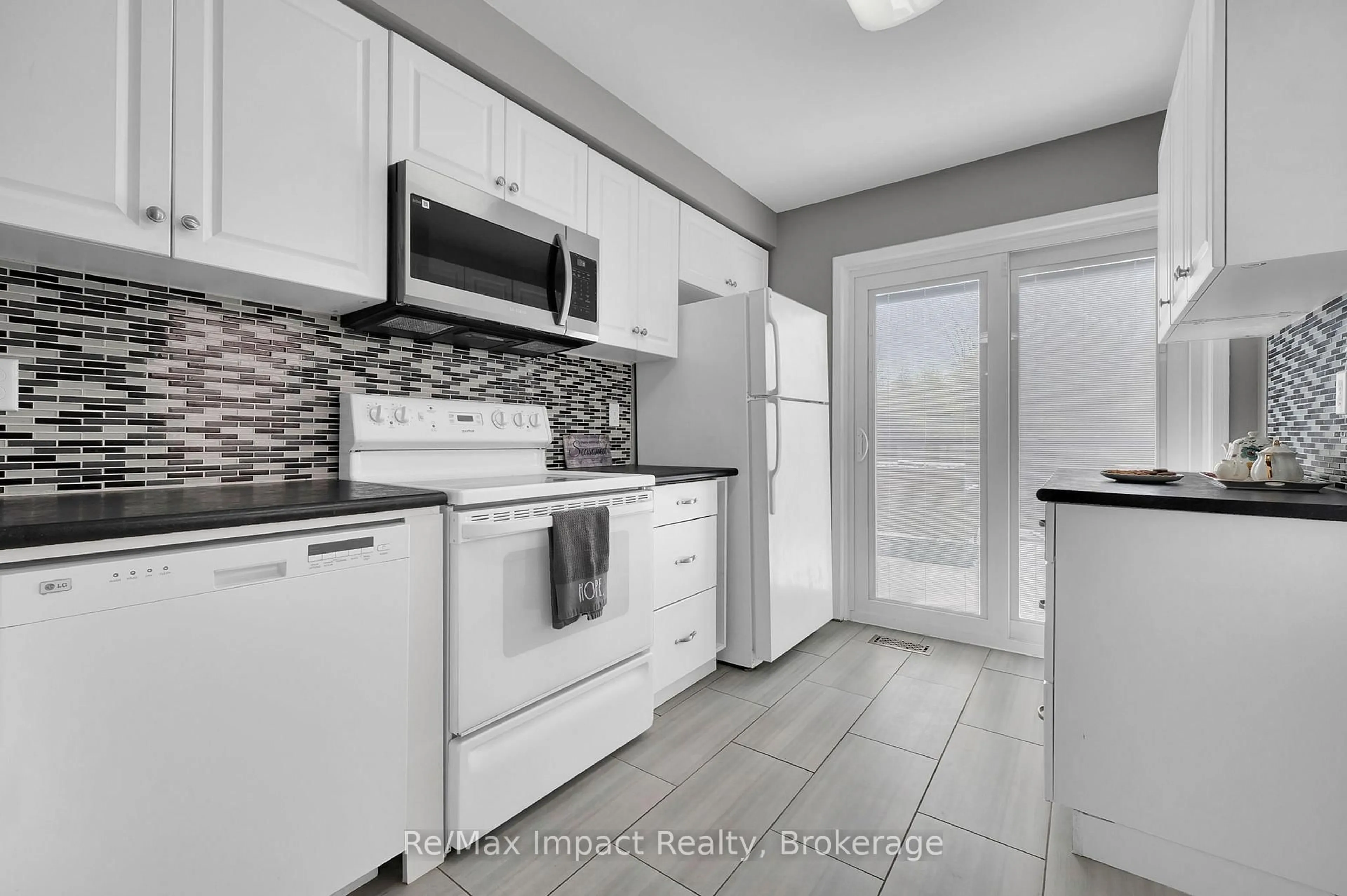 Standard kitchen, ceramic/tile floor for 1872 Woodgate Crt, Oshawa Ontario L1G 7Z2