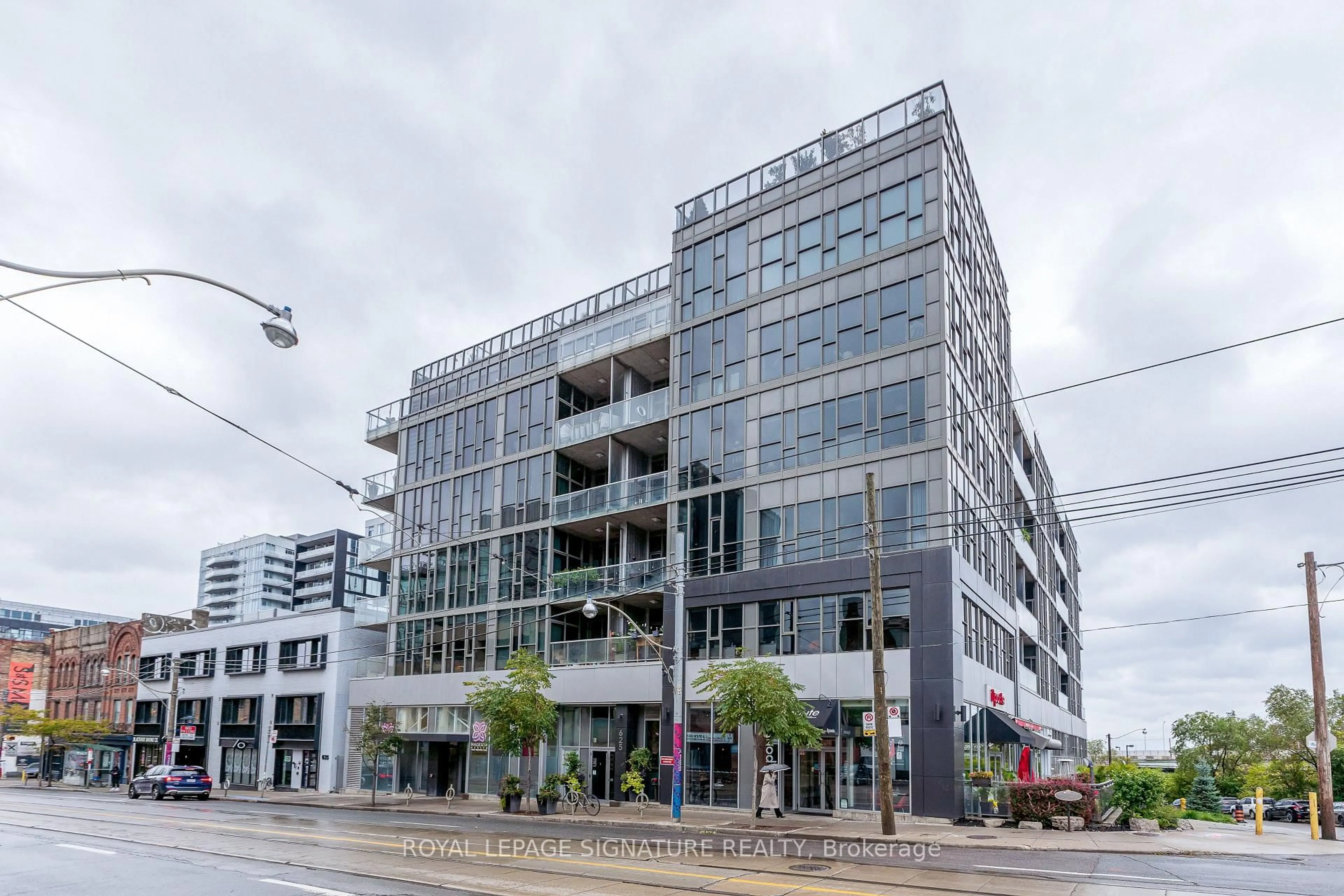 Indoor foyer for 625 Queen St #211, Toronto Ontario M4M 1G7