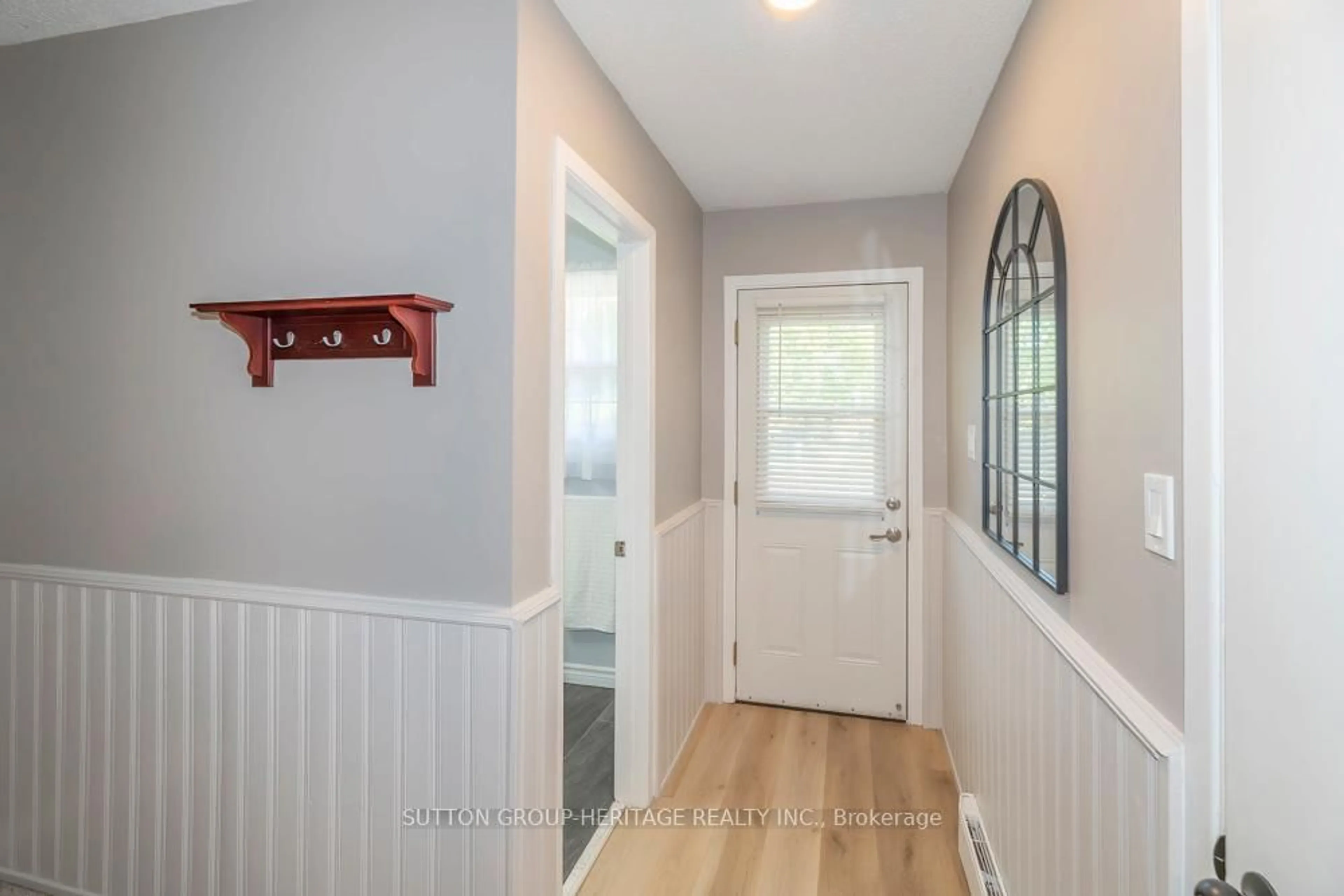 Indoor entryway for 1418 Palmetto Dr, Oshawa Ontario L1K 1N2