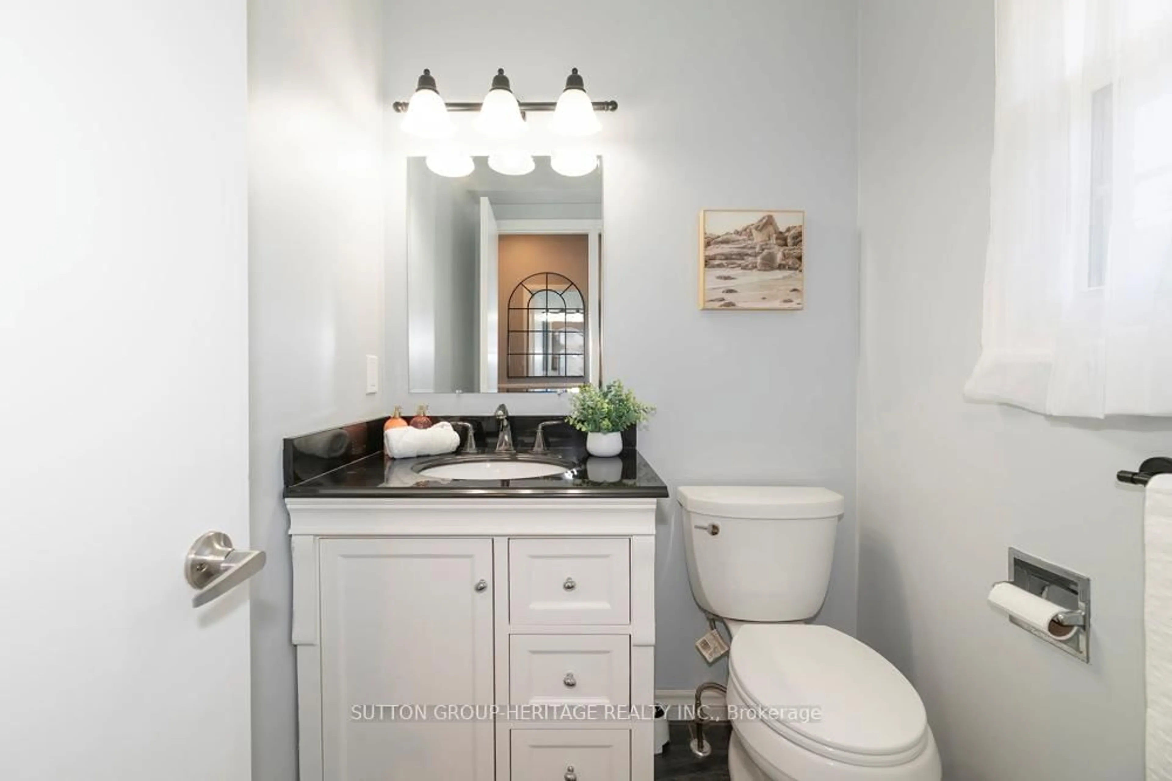 Standard bathroom, ceramic/tile floor for 1418 Palmetto Dr, Oshawa Ontario L1K 1N2