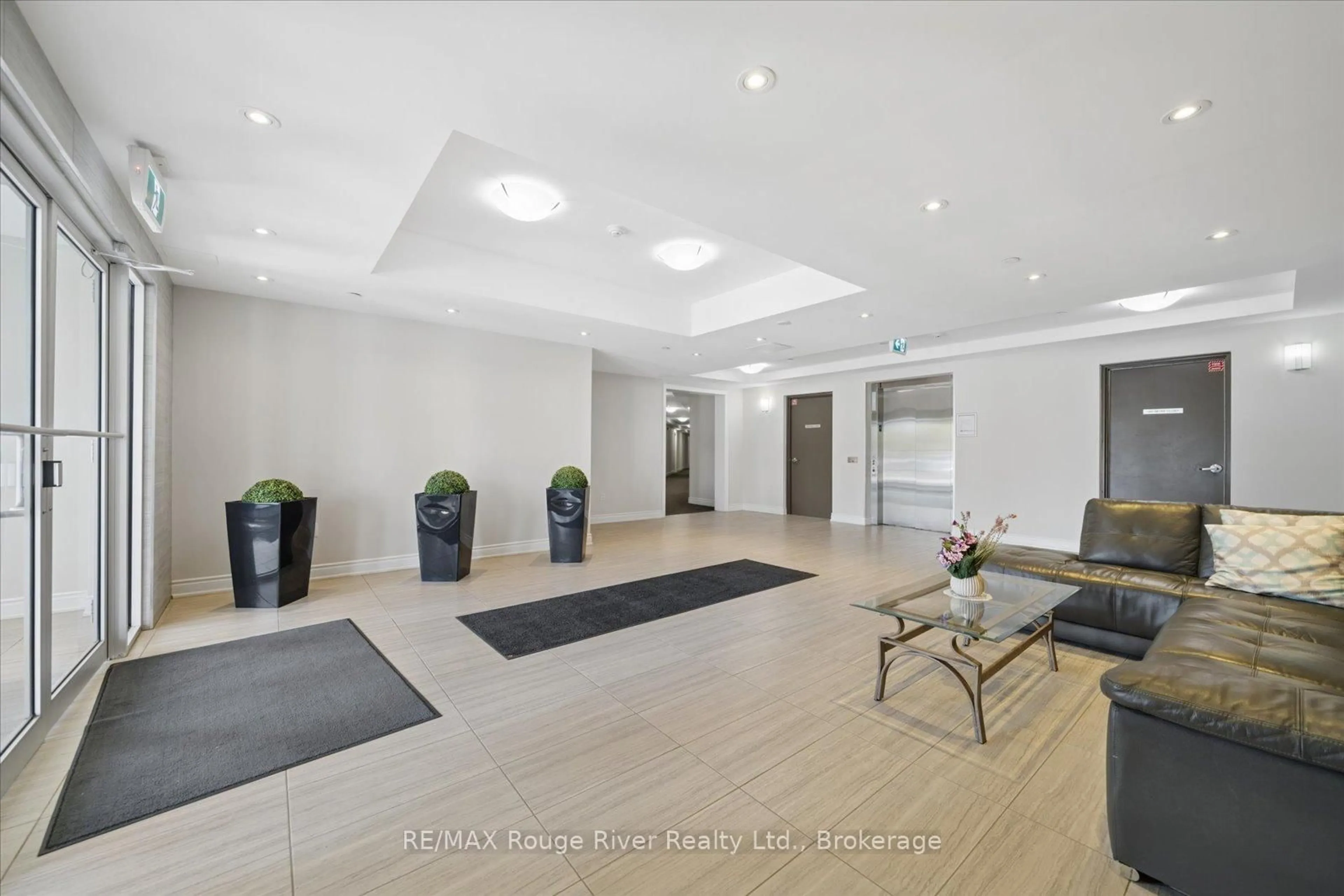 Indoor foyer for 84 Aspen Springs Dr #124, Clarington Ontario L1C 0V3