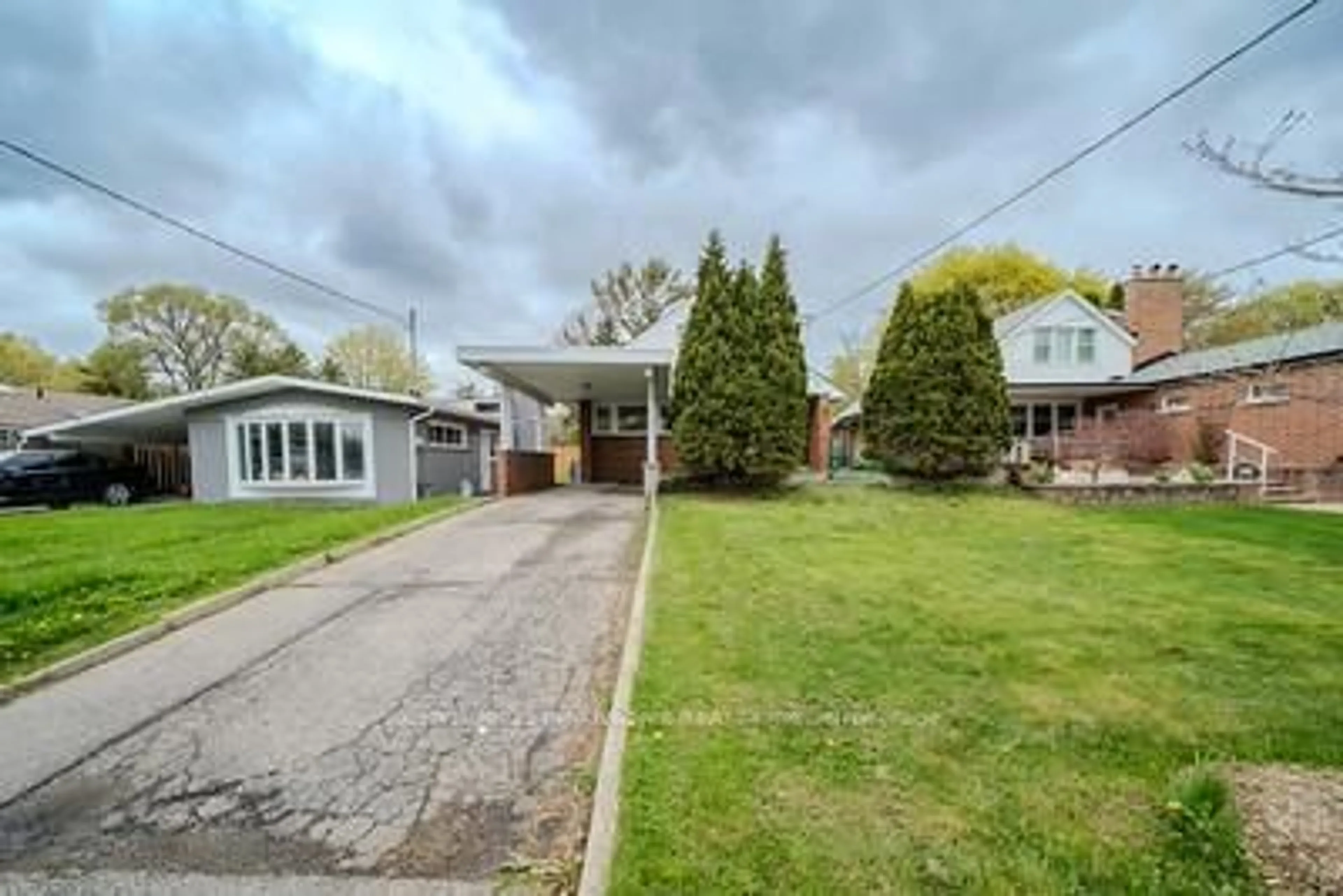 A pic from outside/outdoor area/front of a property/back of a property/a pic from drone, street for 38 Deerfield Rd, Toronto Ontario M1K 4X1