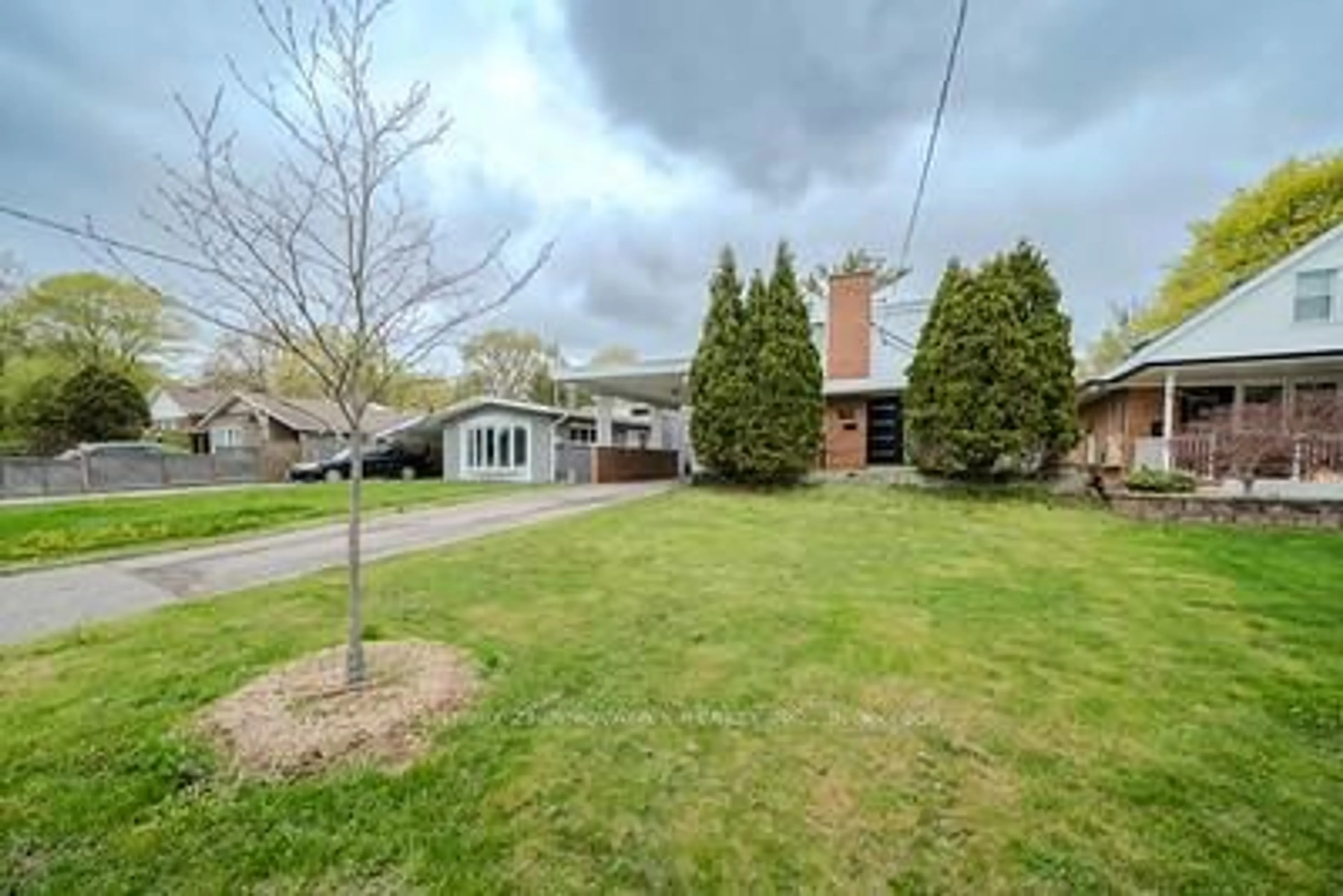 A pic from outside/outdoor area/front of a property/back of a property/a pic from drone, street for 38 Deerfield Rd, Toronto Ontario M1K 4X1