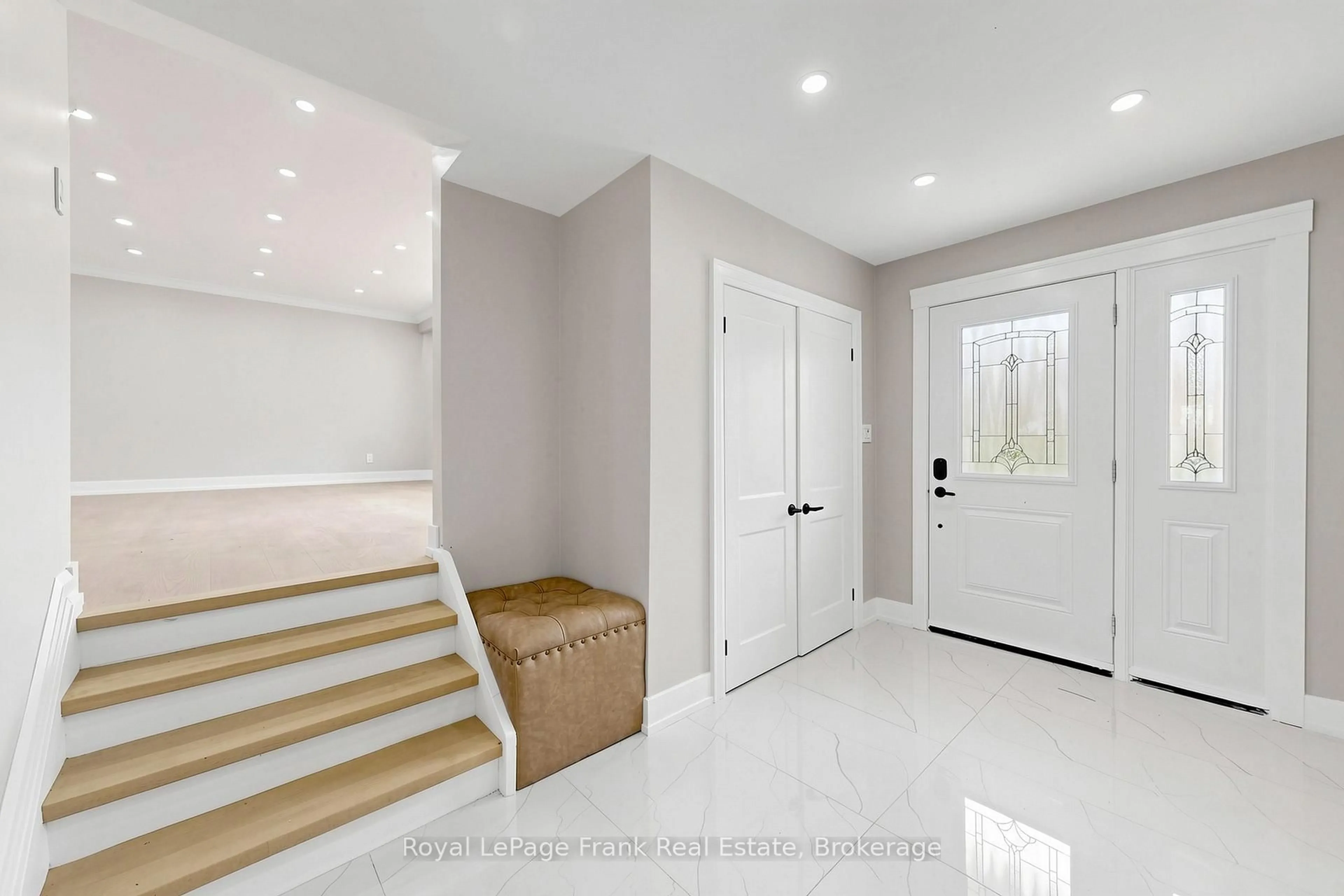 Indoor entryway for 344 Rossland Rd, Oshawa Ontario L1G 2X1