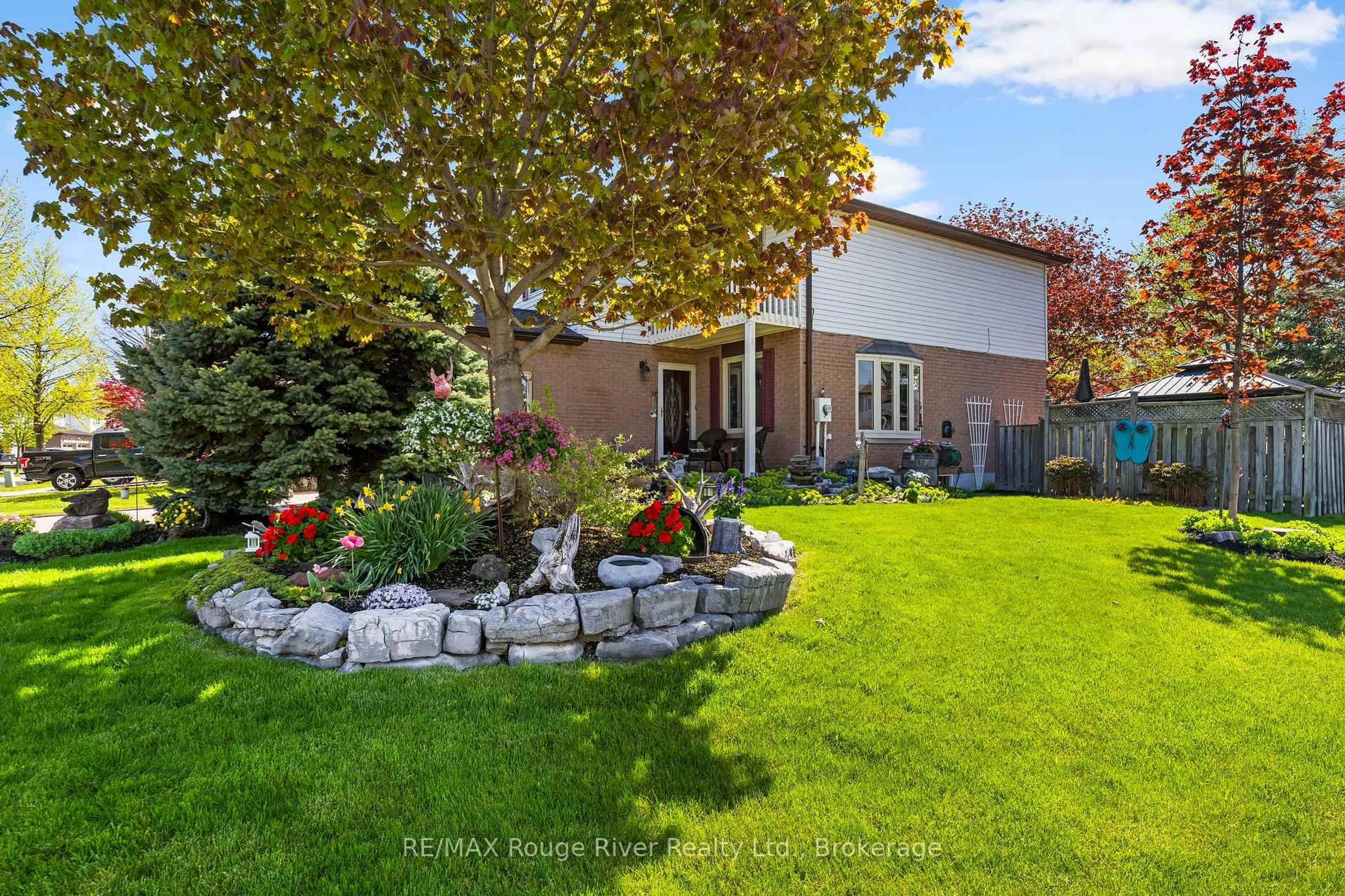A pic from outside/outdoor area/front of a property/back of a property/a pic from drone, street for 1003 Renaissance Dr, Oshawa Ontario L1J 8B2