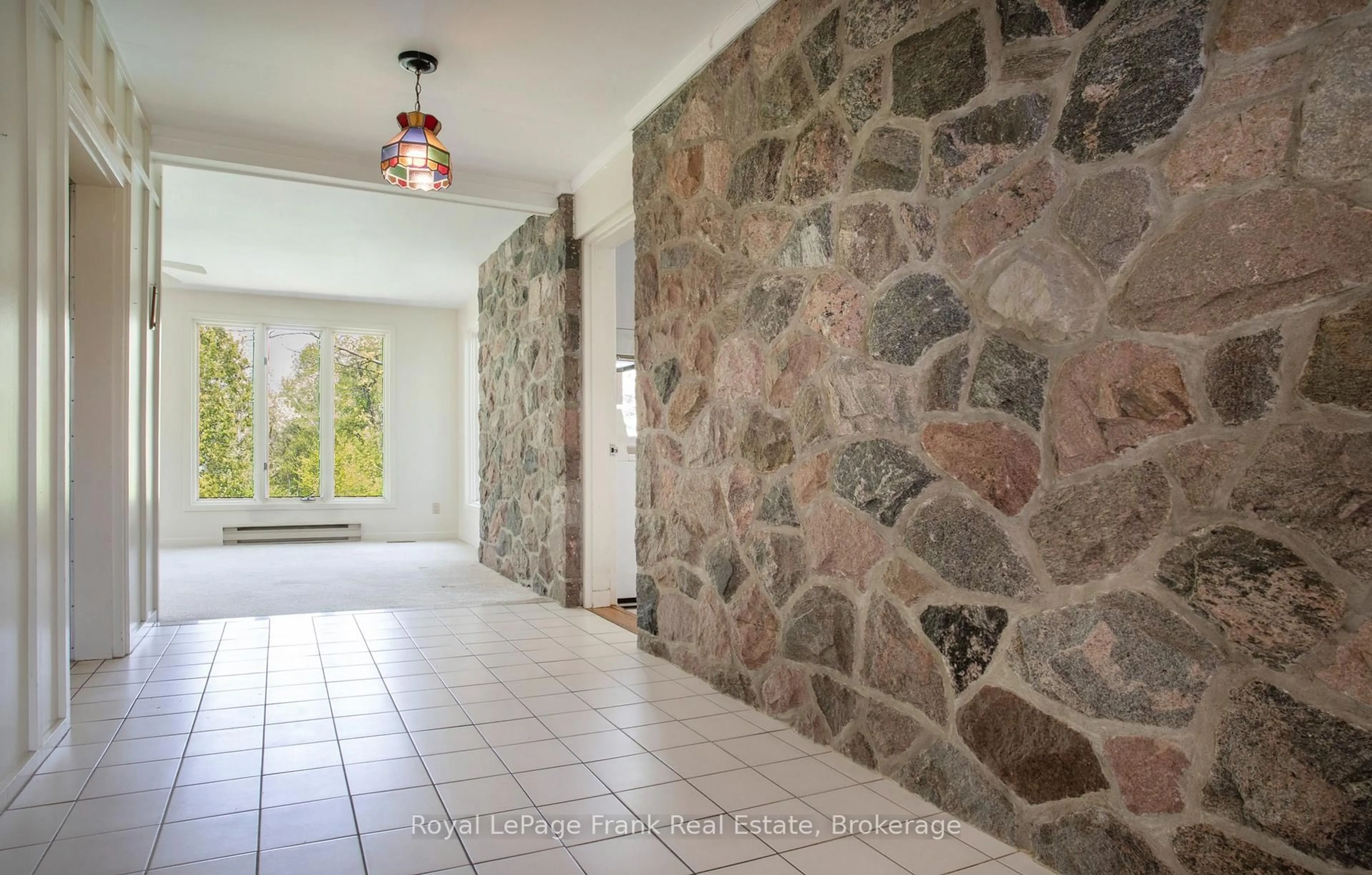 Indoor foyer for 338 Lyndeview Dr, Whitby Ontario L1N 3A3