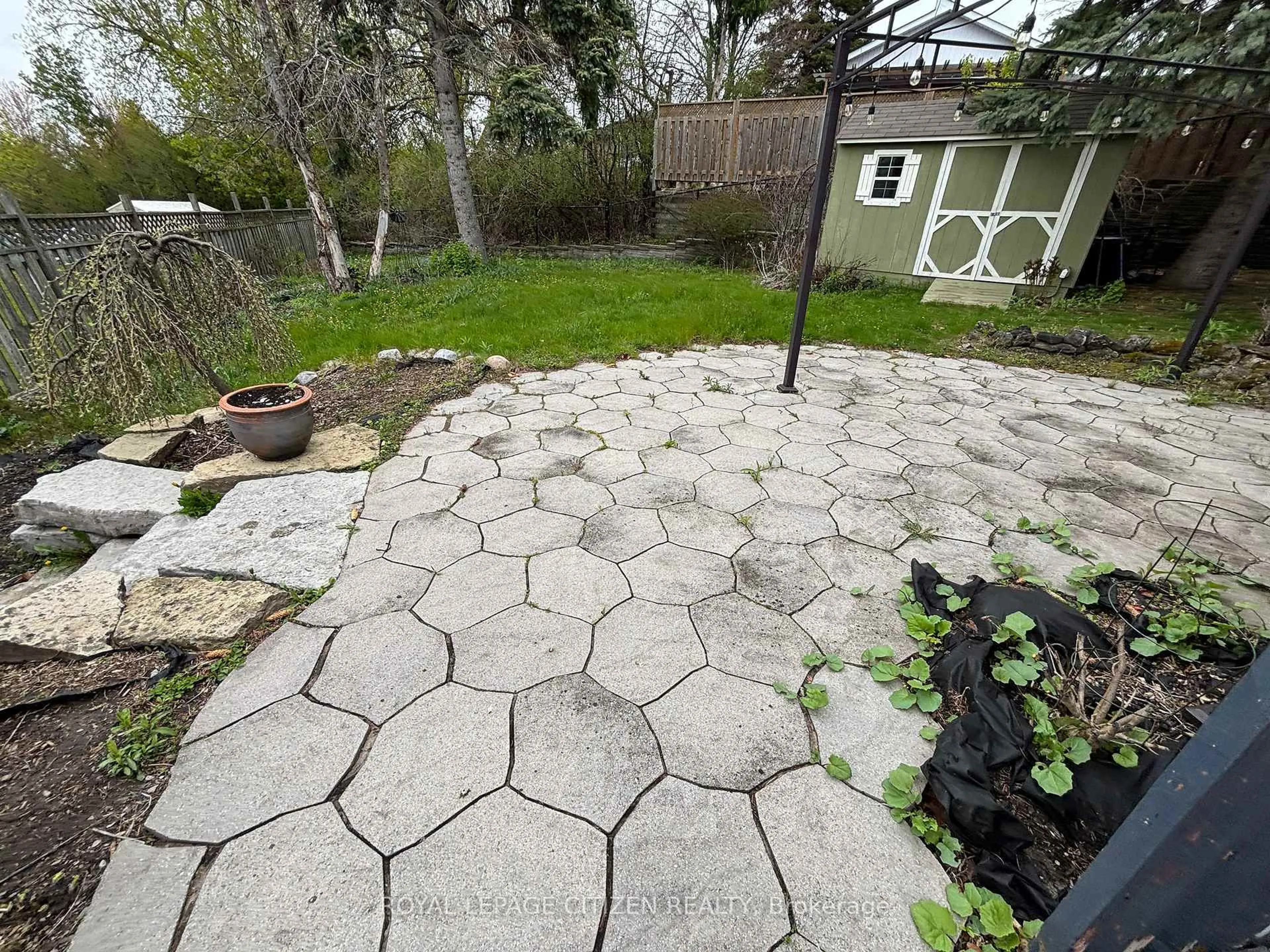 Patio, street for 229 Glen Hill Dr, Whitby Ontario L1N 7J5