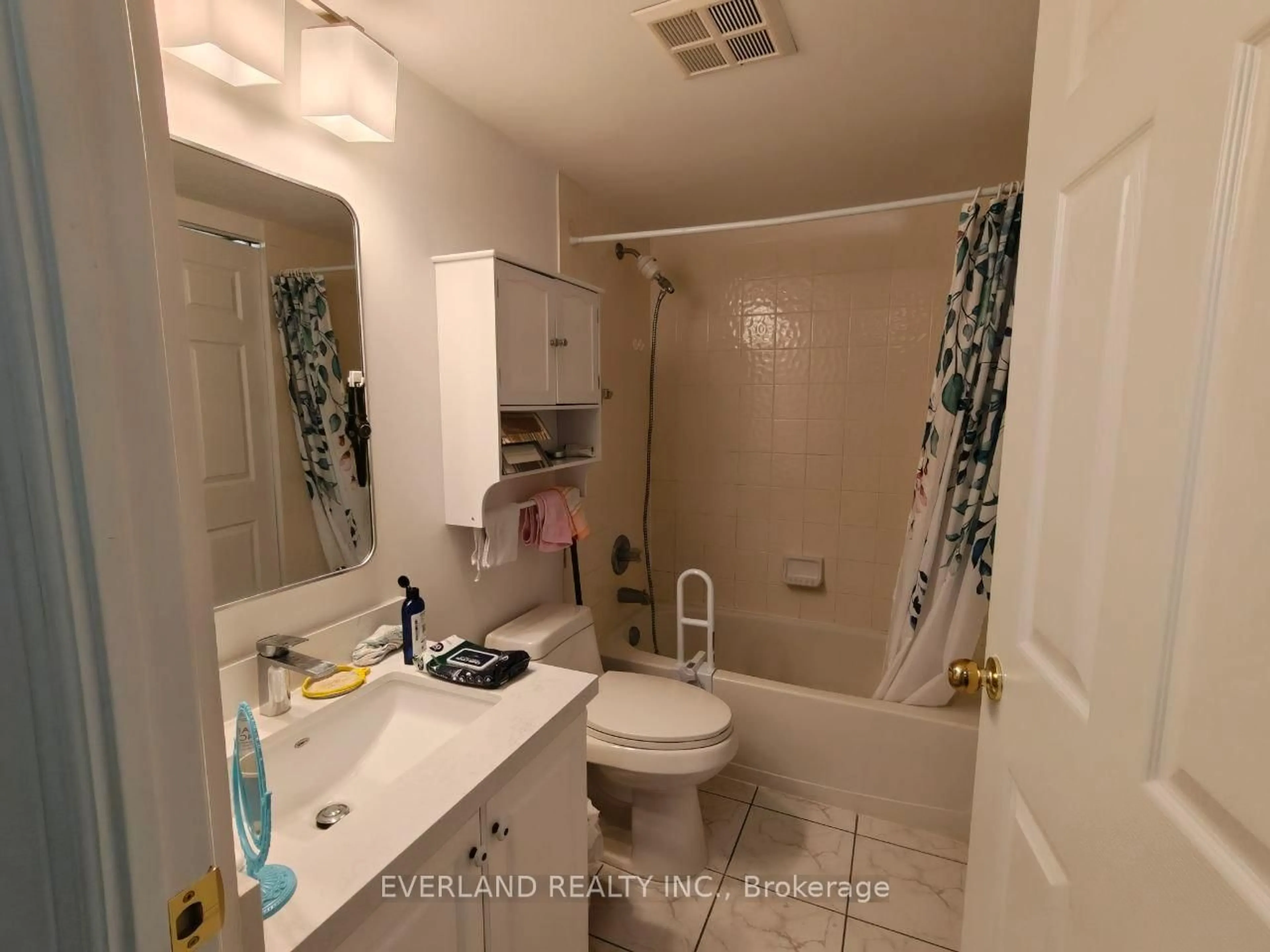 Standard bathroom, ceramic/tile floor for 5001 Finch St #512, Toronto Ontario M1S 5J9