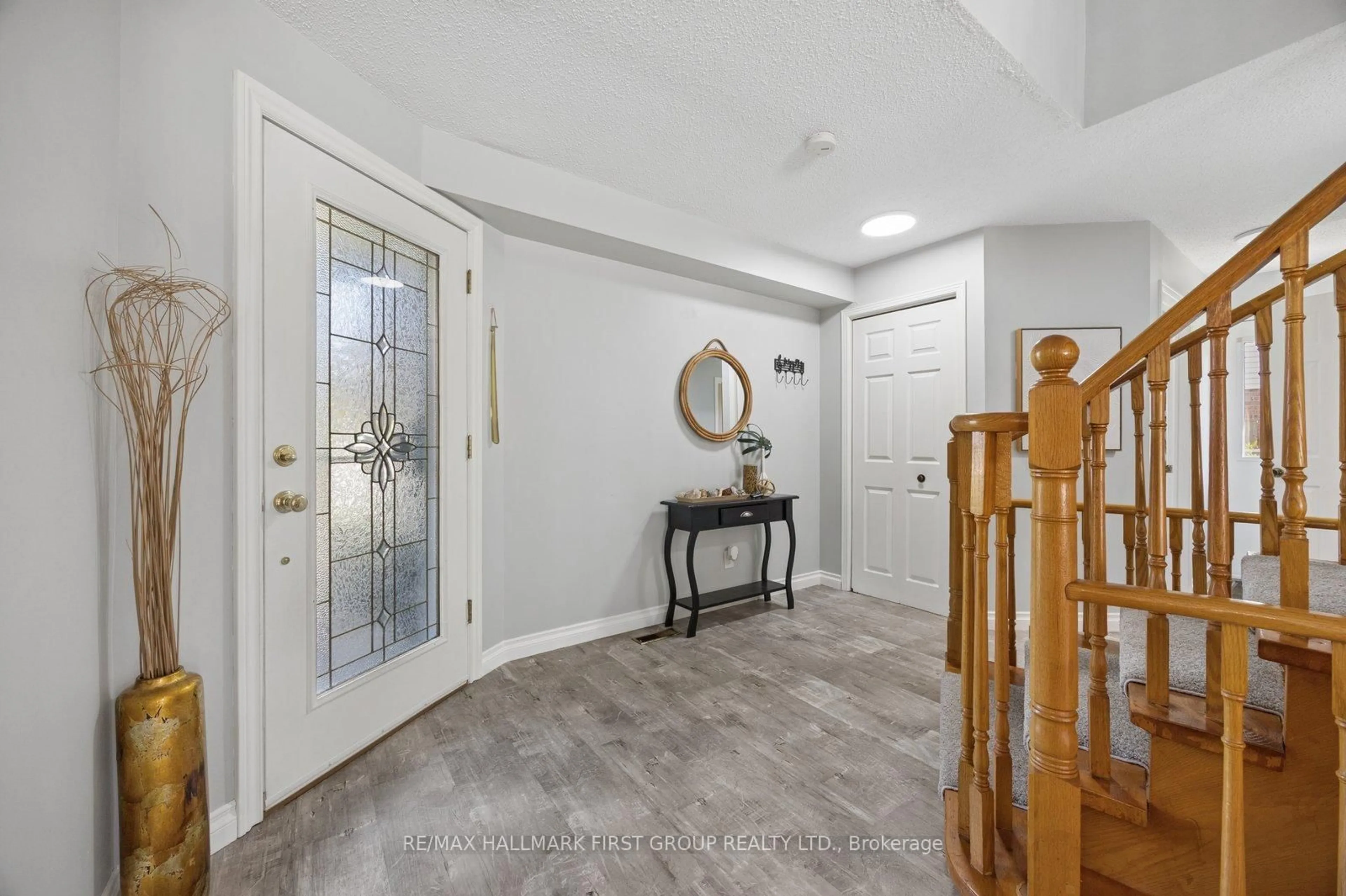 Indoor entryway for 28 Empson Crt, Ajax Ontario L1S 3Y3