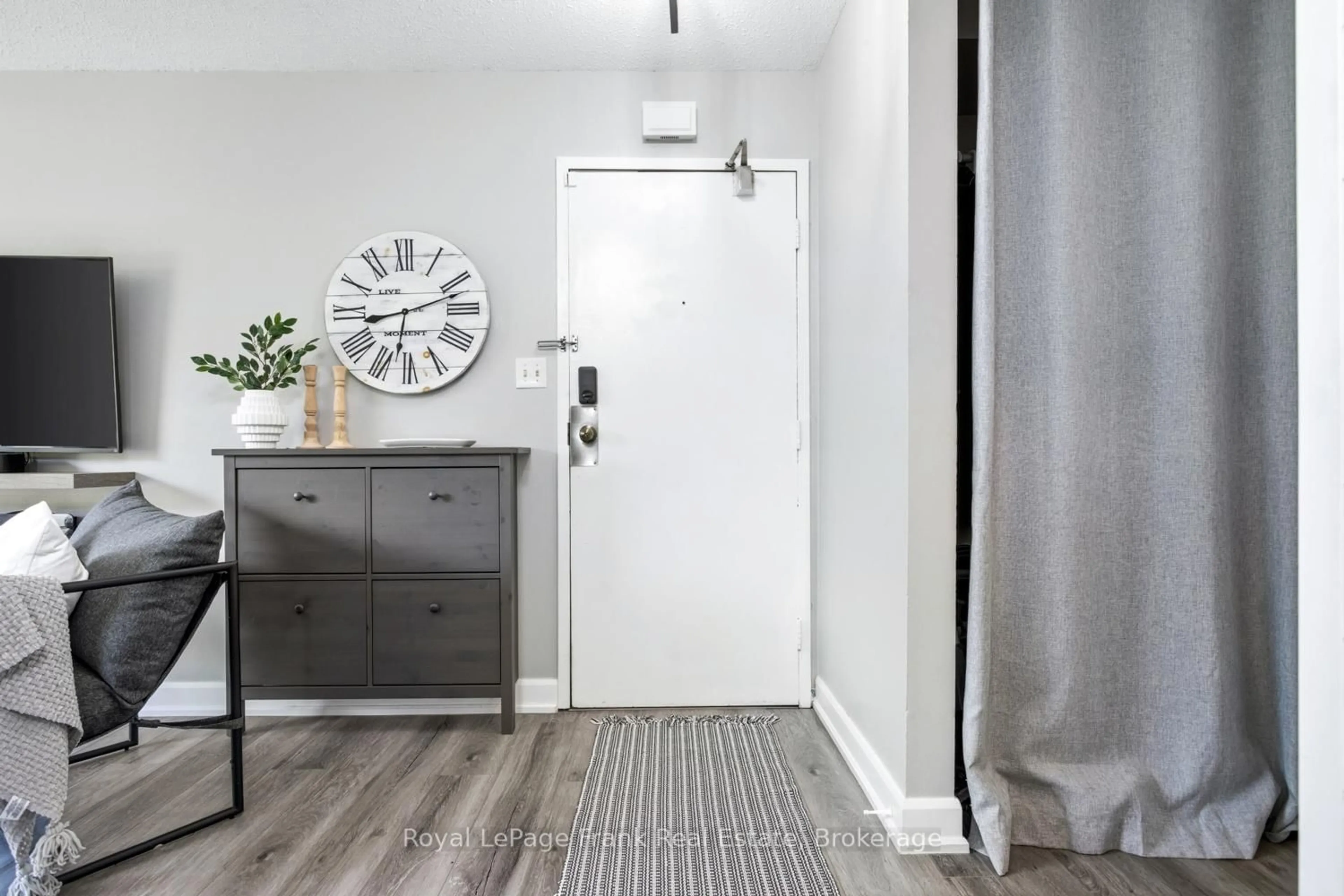 Indoor entryway for 1100 Oxford St #160, Oshawa Ontario L1J 6G4