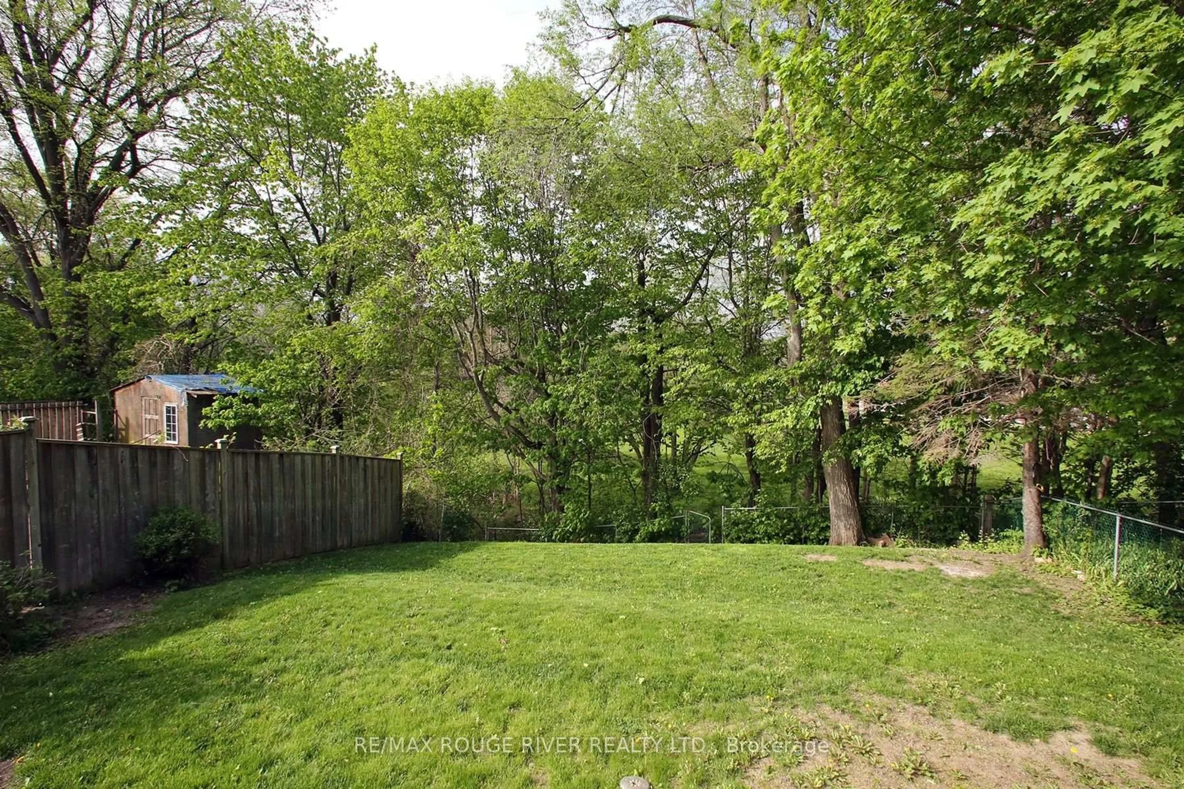 Patio, forest/trees view for 19 Thornbeck Dr, Toronto Ontario M1G 2J7