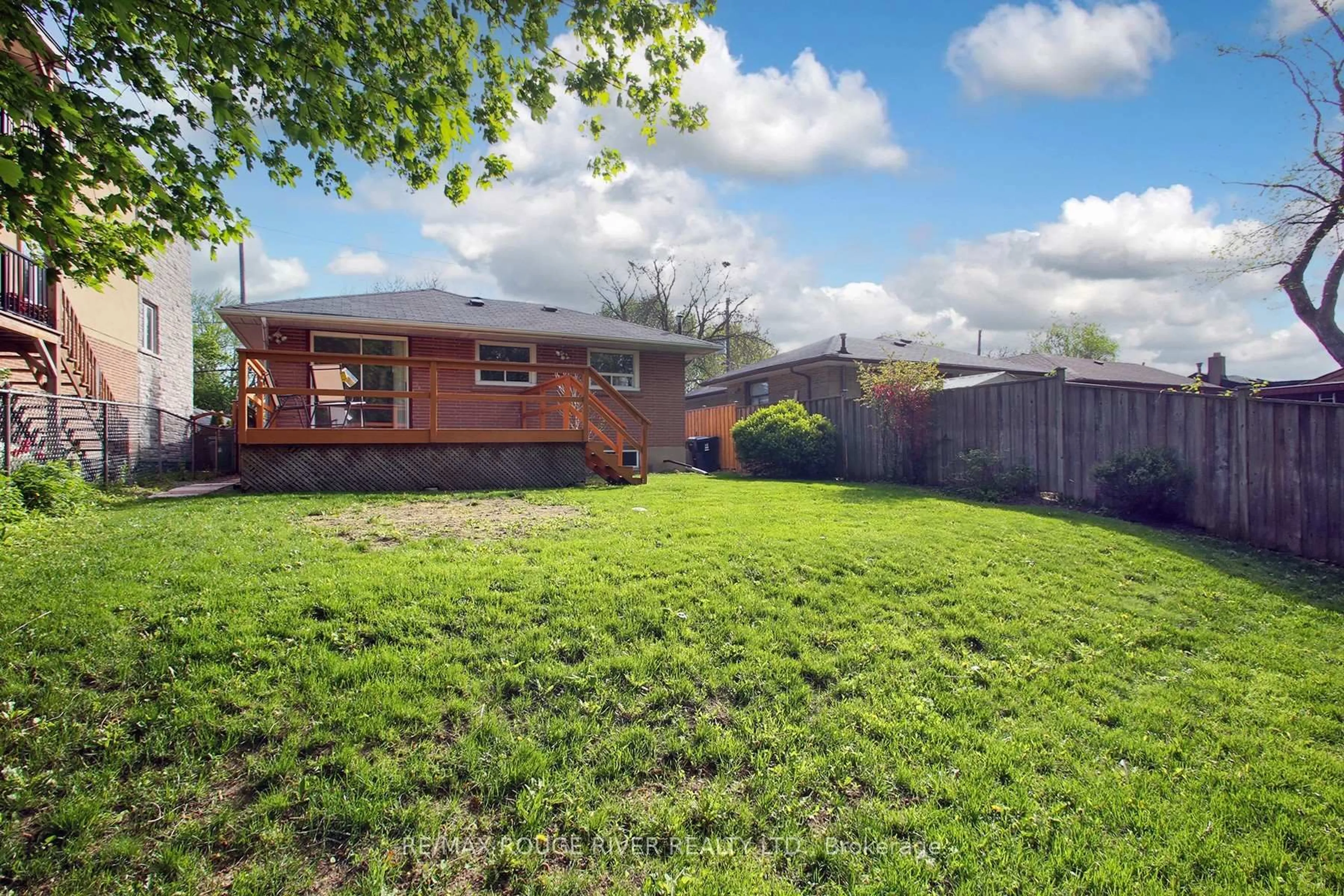 A pic from outside/outdoor area/front of a property/back of a property/a pic from drone, street for 19 Thornbeck Dr, Toronto Ontario M1G 2J7