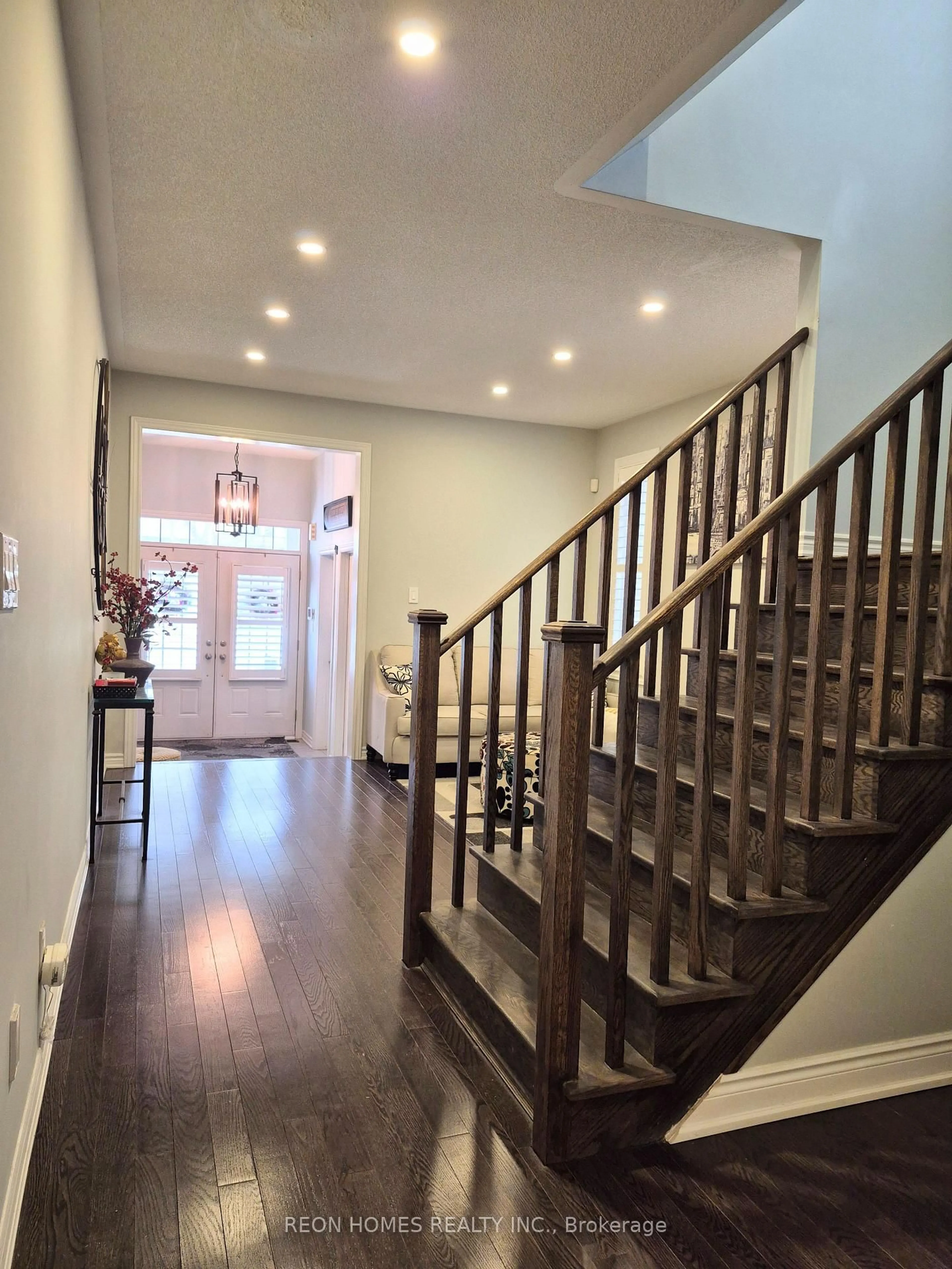 Indoor entryway for 2142 Saffron Dr, Pickering Ontario L1X 0E2