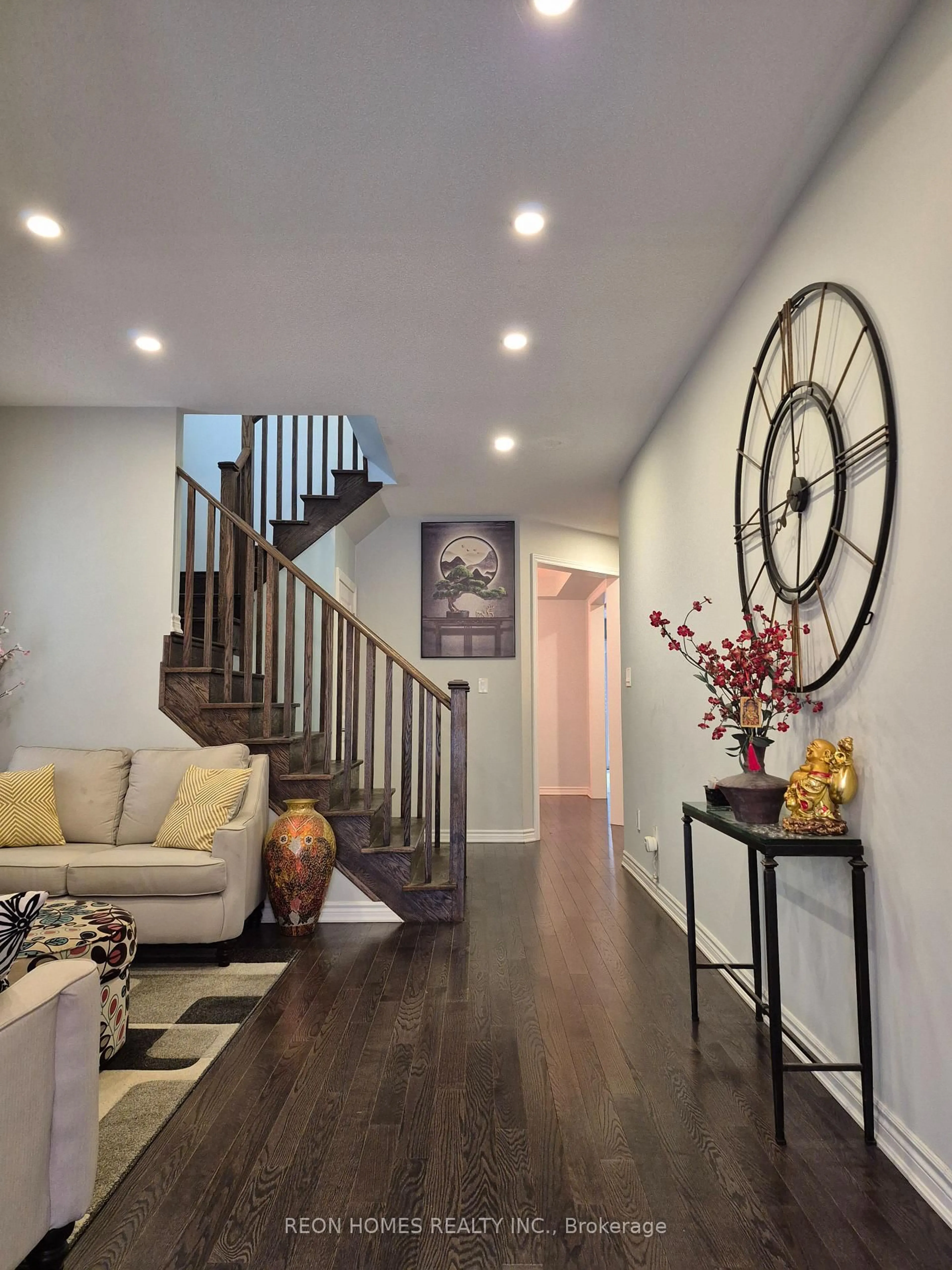 Indoor entryway for 2142 Saffron Dr, Pickering Ontario L1X 0E2