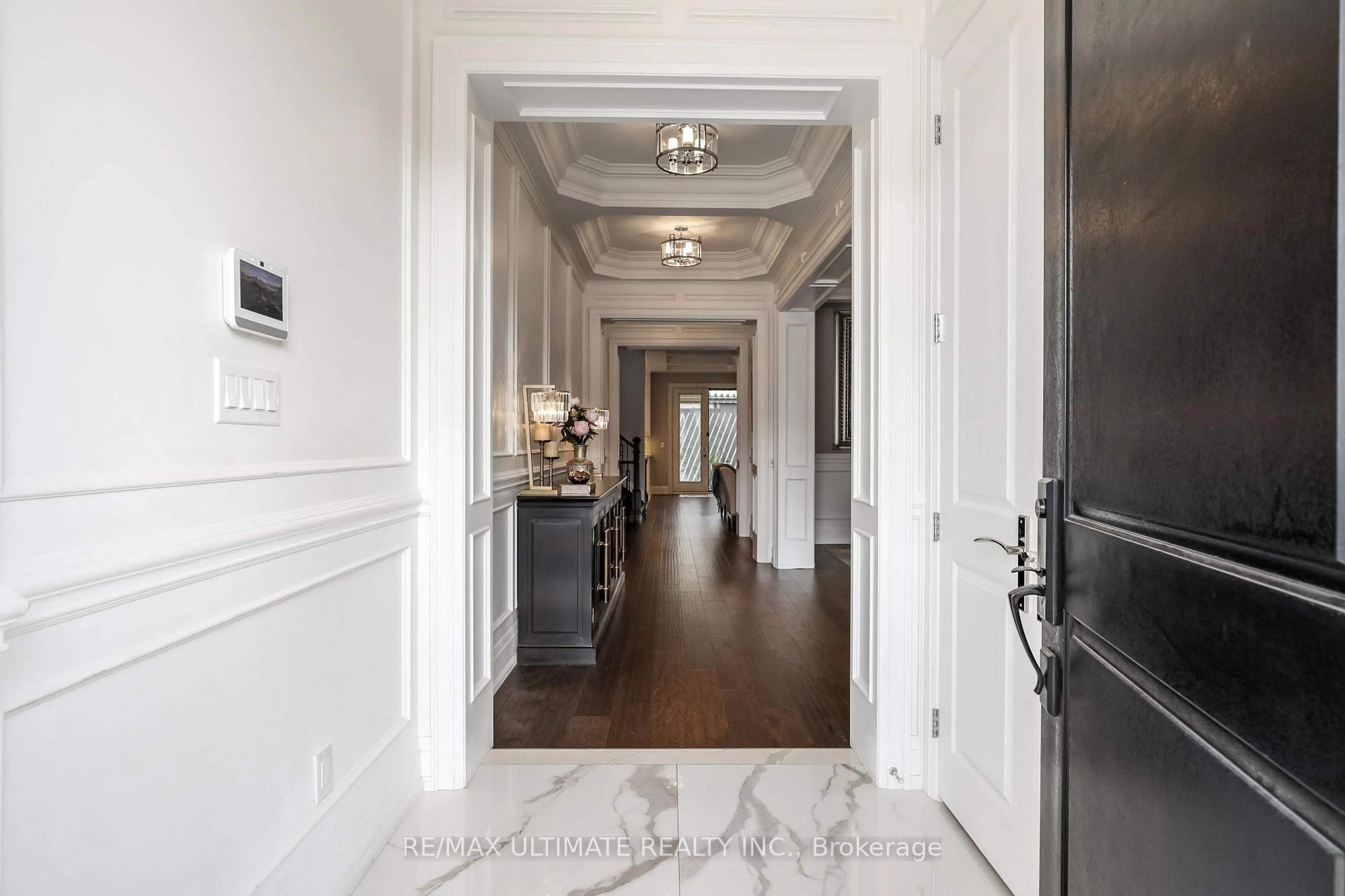 Indoor foyer for 31 Presteign Ave, Toronto Ontario M4B 3A9