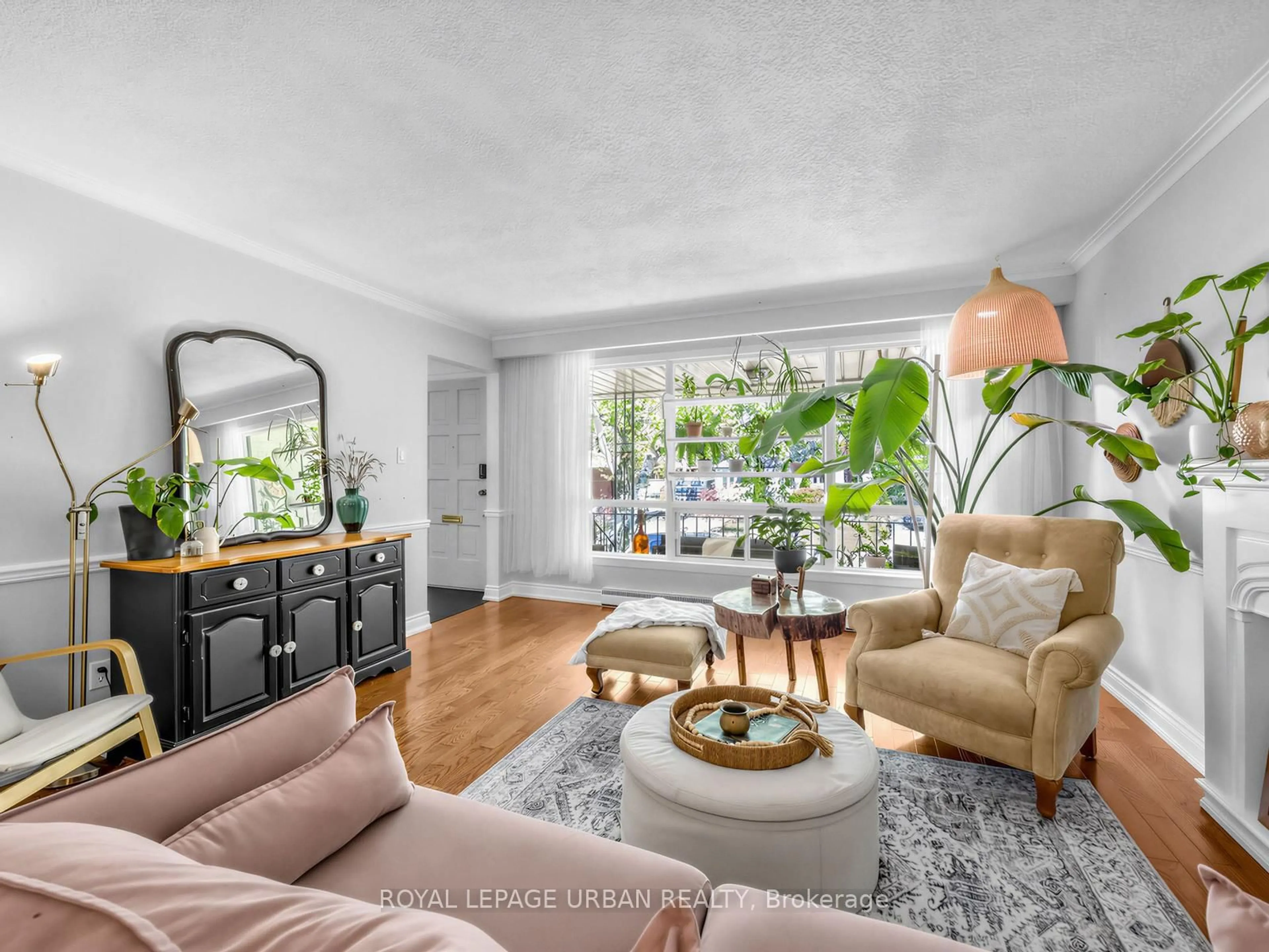 Living room with furniture, unknown for 95 Oakridge Dr, Toronto Ontario M1M 2A6