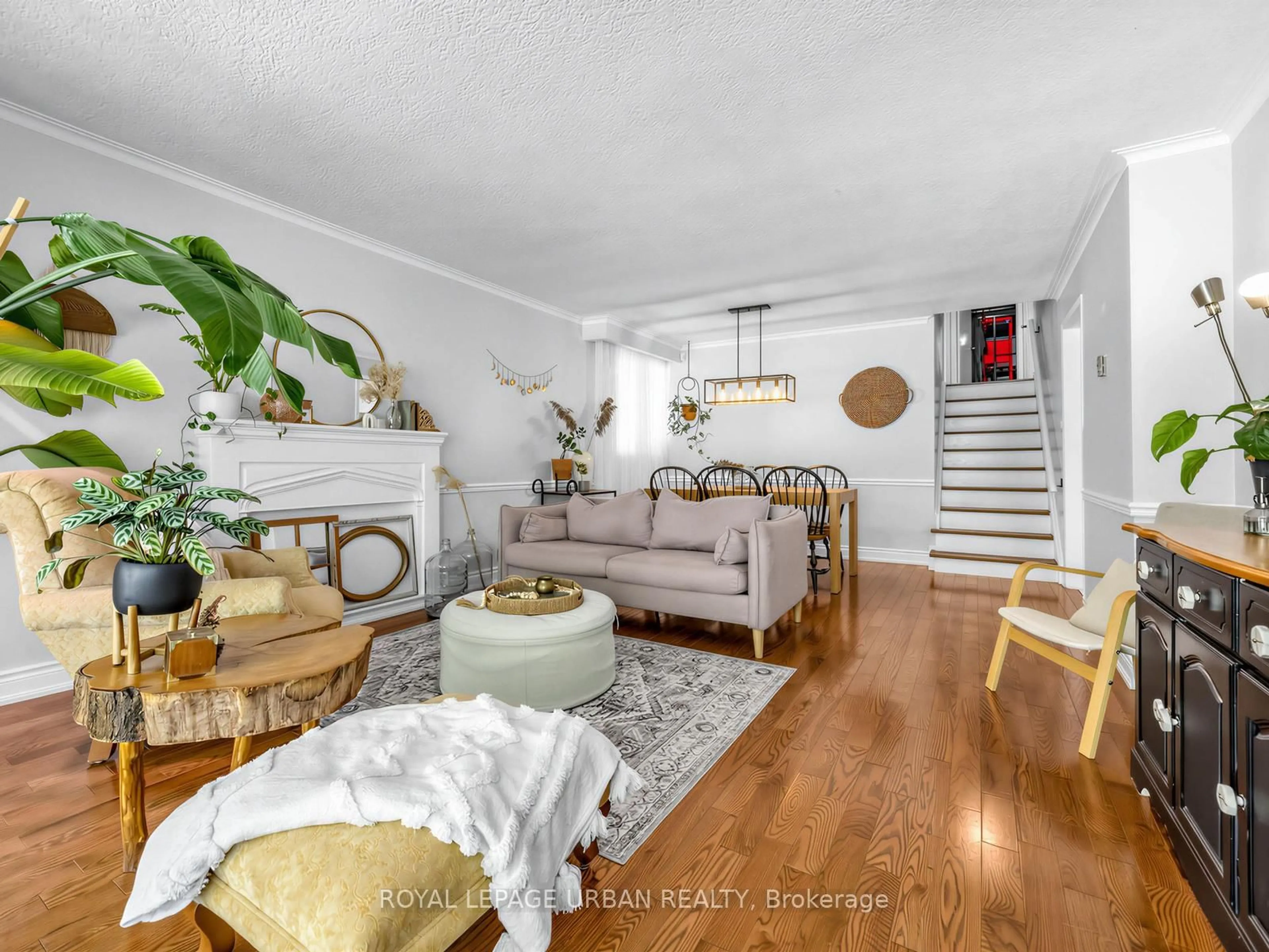 Living room with furniture, unknown for 95 Oakridge Dr, Toronto Ontario M1M 2A6