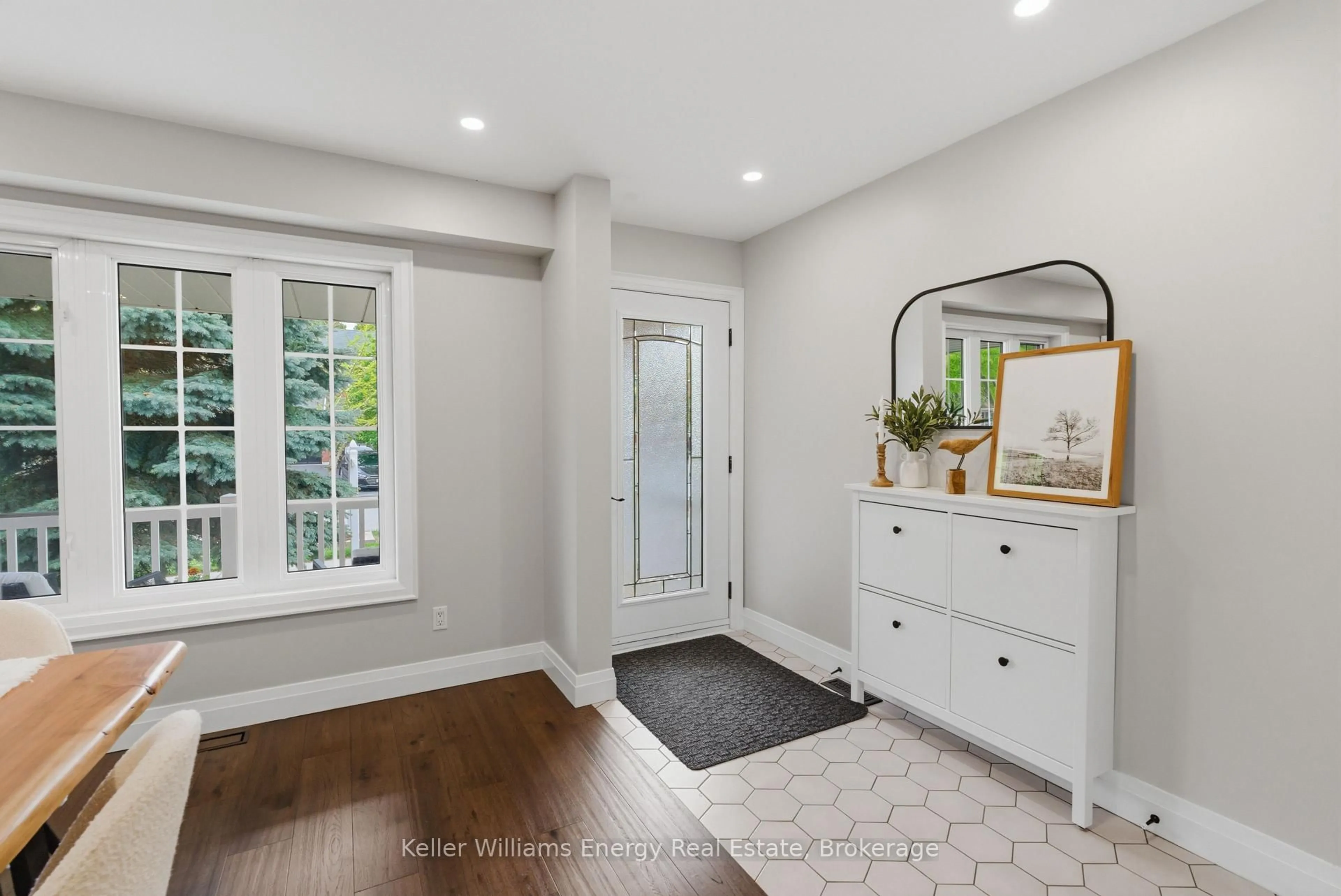 Indoor entryway for 726 Craighurst Crt, Pickering Ontario L1X 2W9