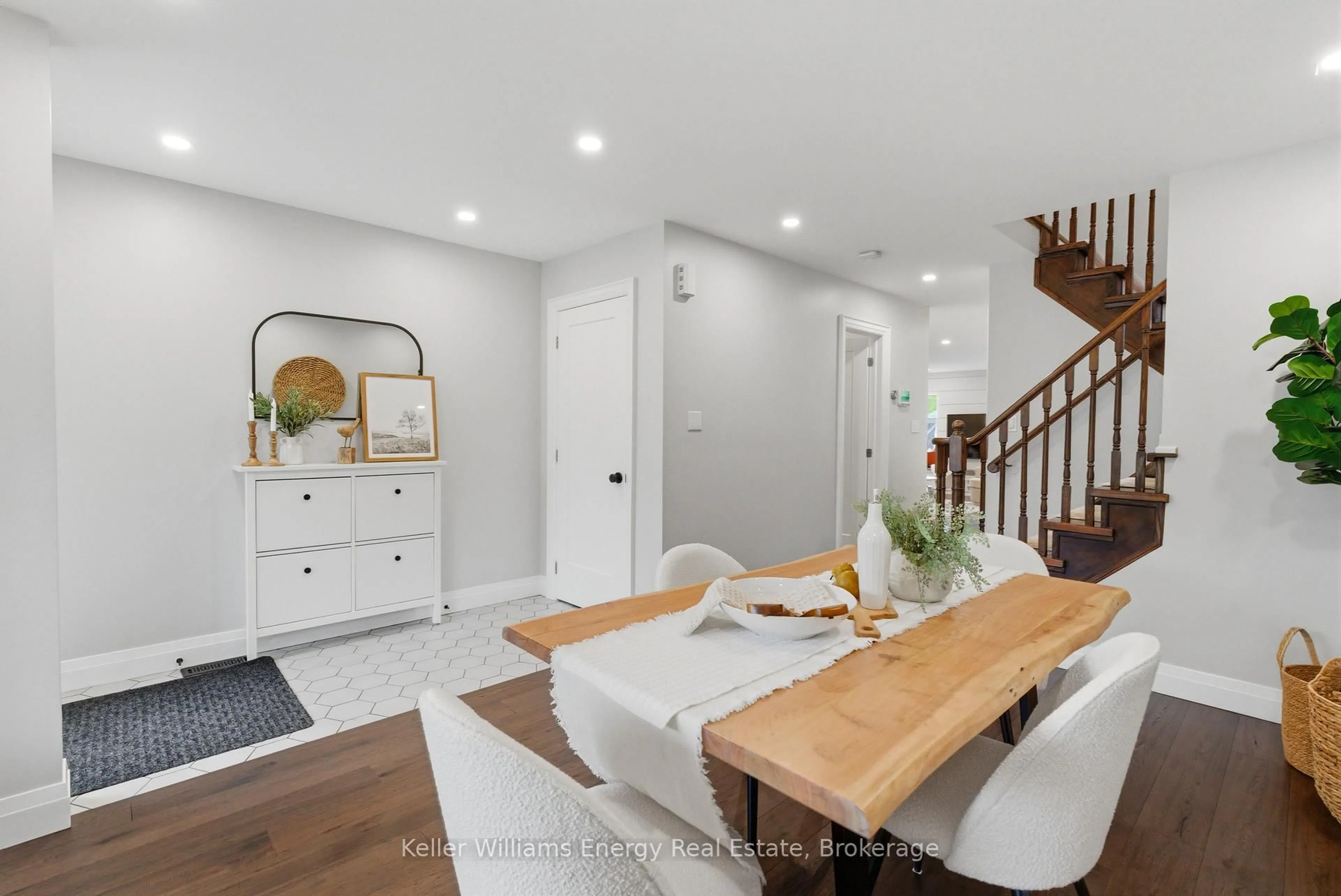 Indoor entryway for 726 Craighurst Crt, Pickering Ontario L1X 2W9