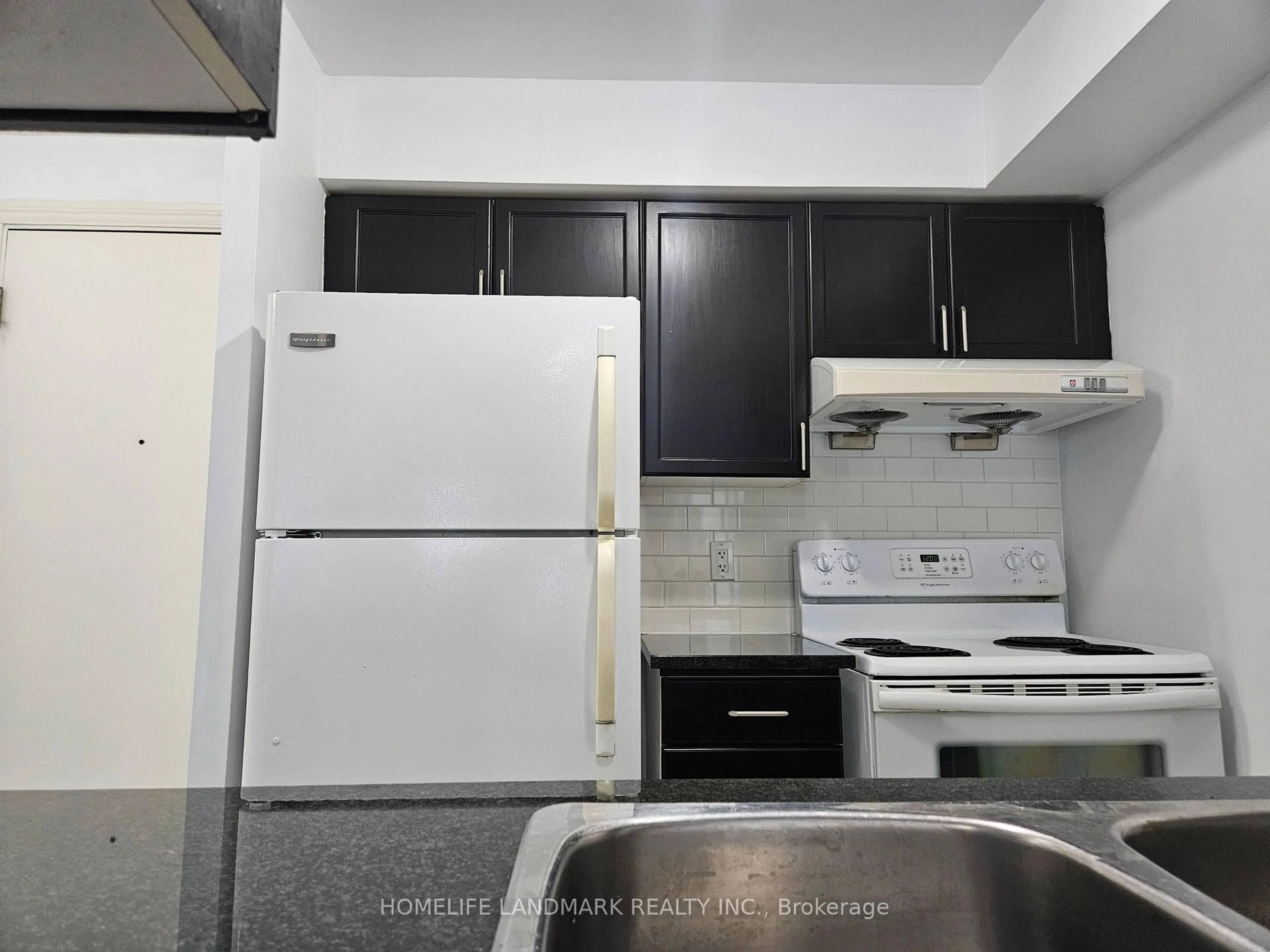 Standard kitchen, unknown for 70 Town Centre Crt ## 1705, Toronto Ontario M1P 4Y7