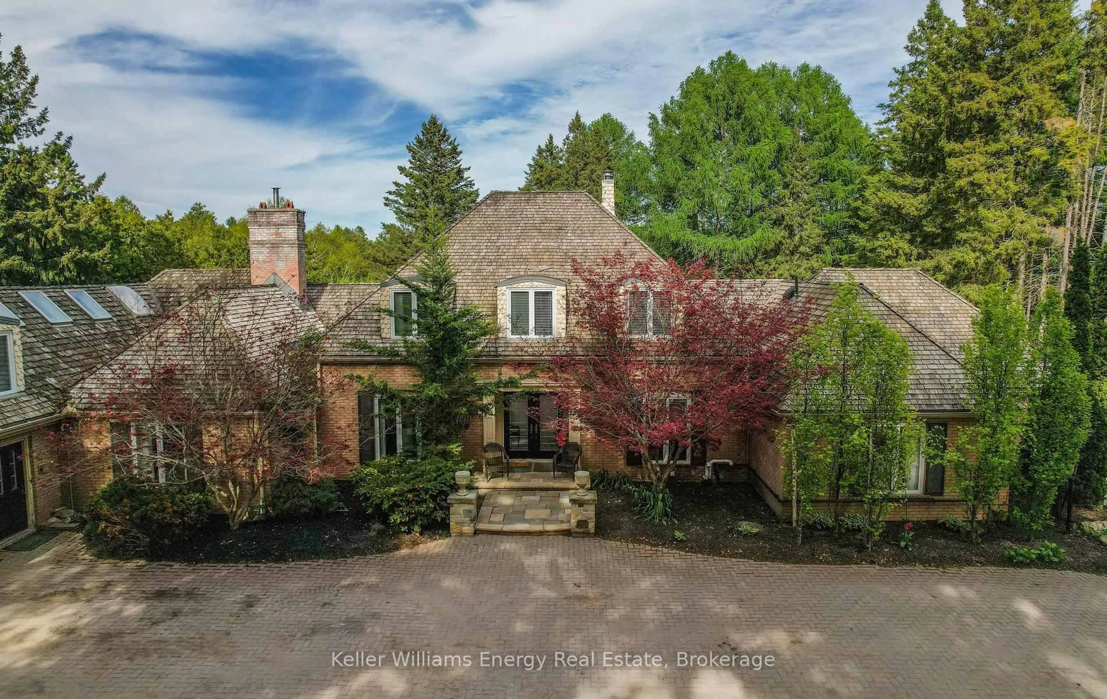 A pic from outside/outdoor area/front of a property/back of a property/a pic from drone, street for 7925 Cedarbrook Tr, Whitby Ontario L1M 1L9