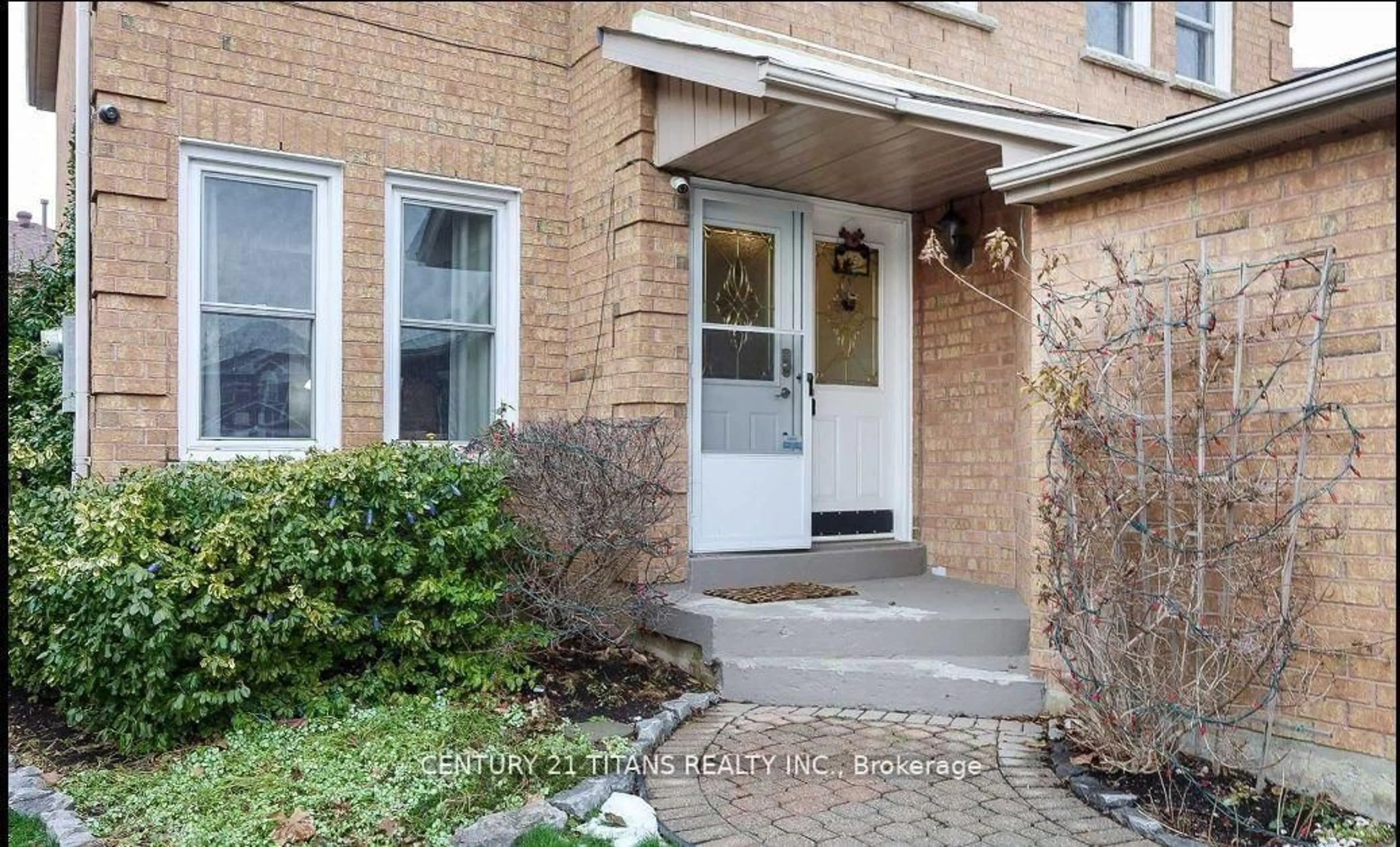 Indoor entryway for 112 Fernbank Pl, Whitby Ontario L1R 1T2