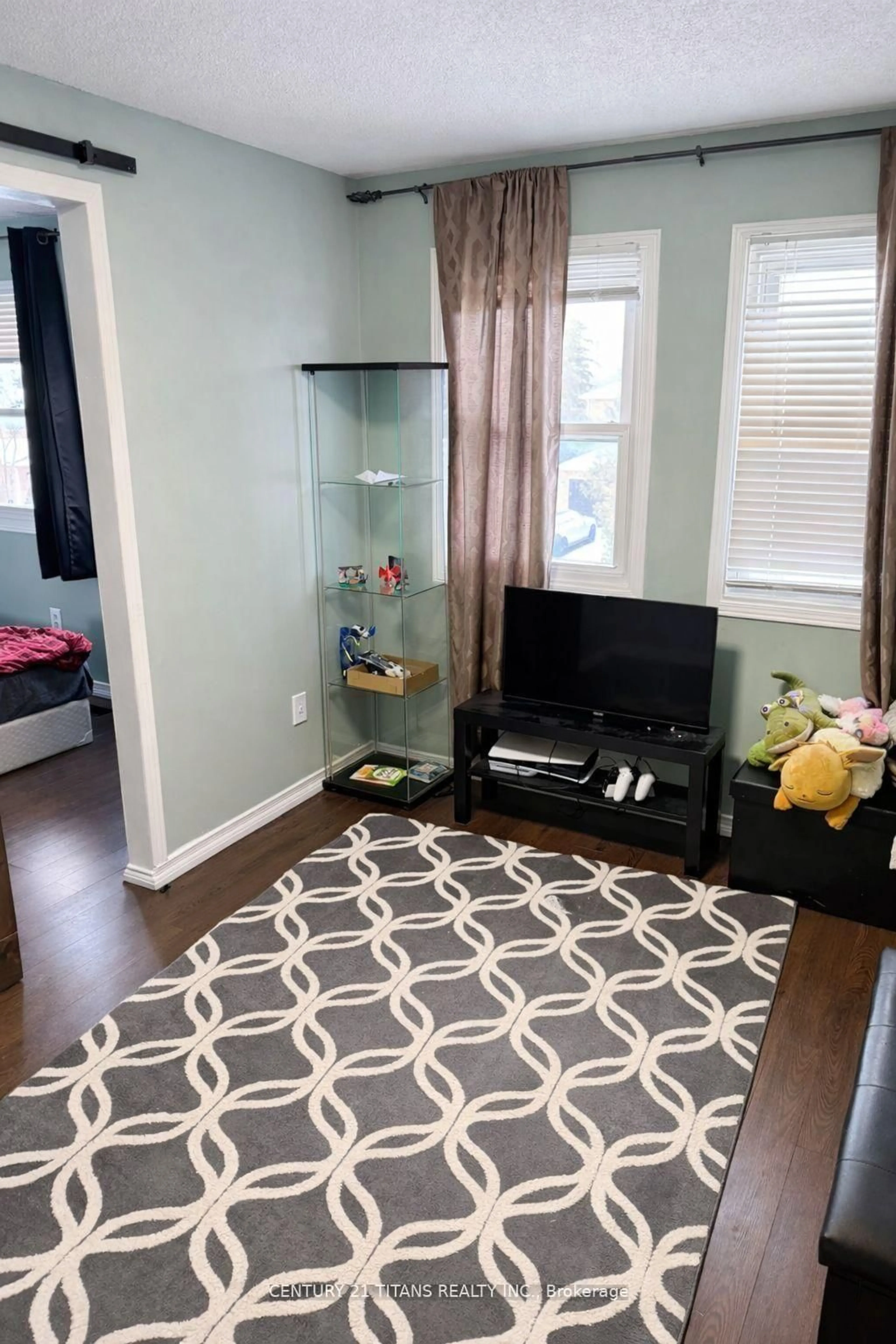 A pic of a room for 112 Fernbank Pl, Whitby Ontario L1R 1T2