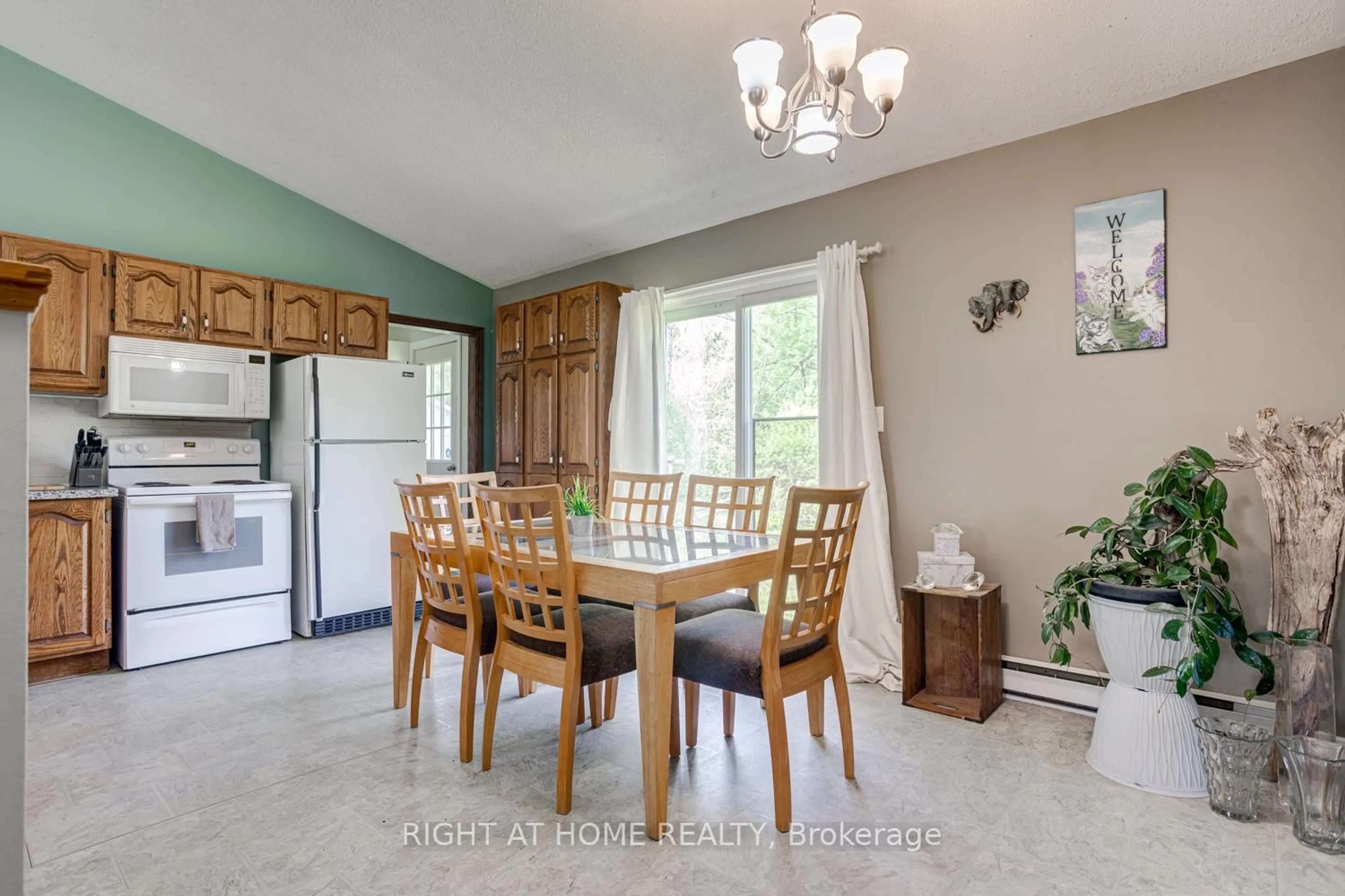 Dining room, ceramic/tile floor for 2903 Pine Point Rd, Scugog Ontario L9L 1B4