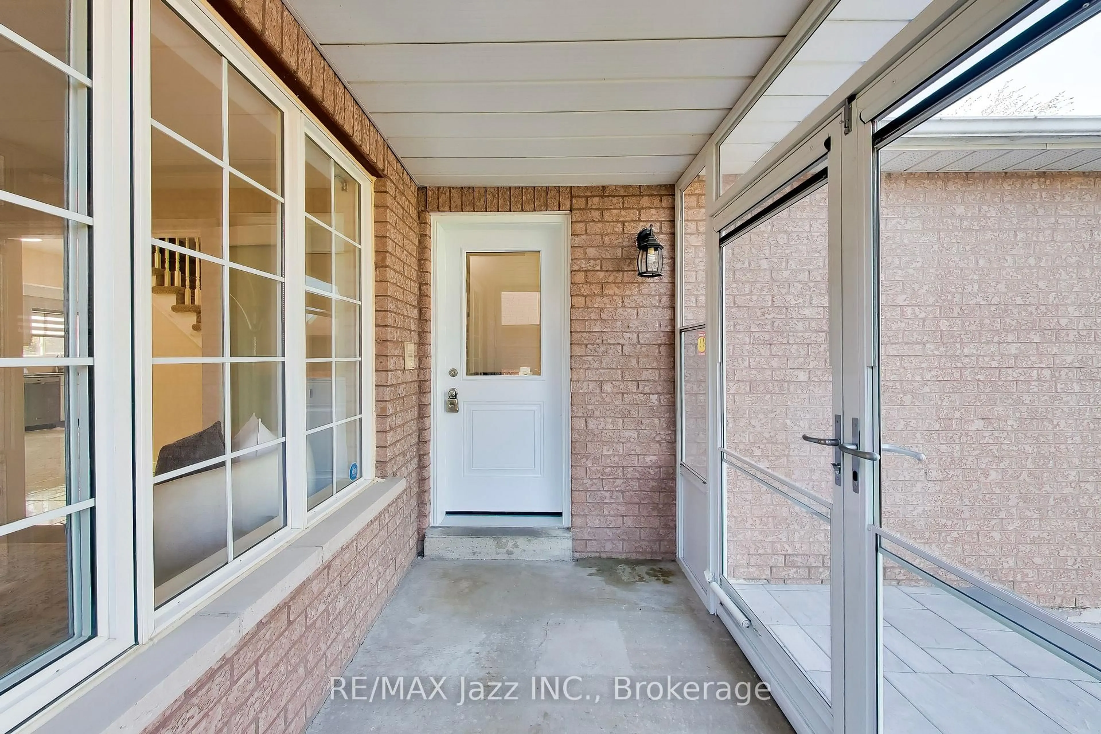 Indoor entryway for 6 West Side Dr, Clarington Ontario L1C 4Y8
